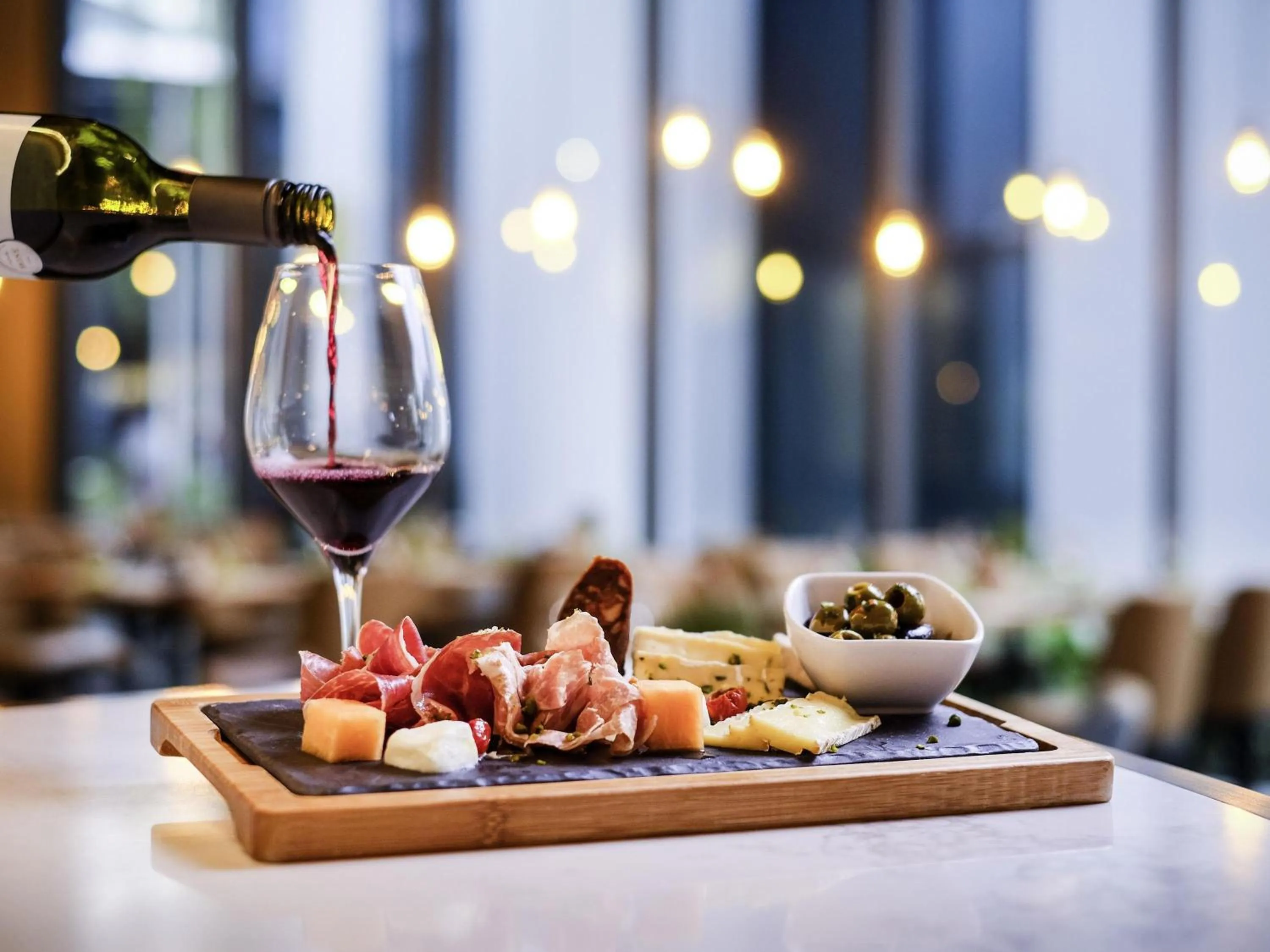 Restaurant/places to eat in Mercure Singapore On Stevens