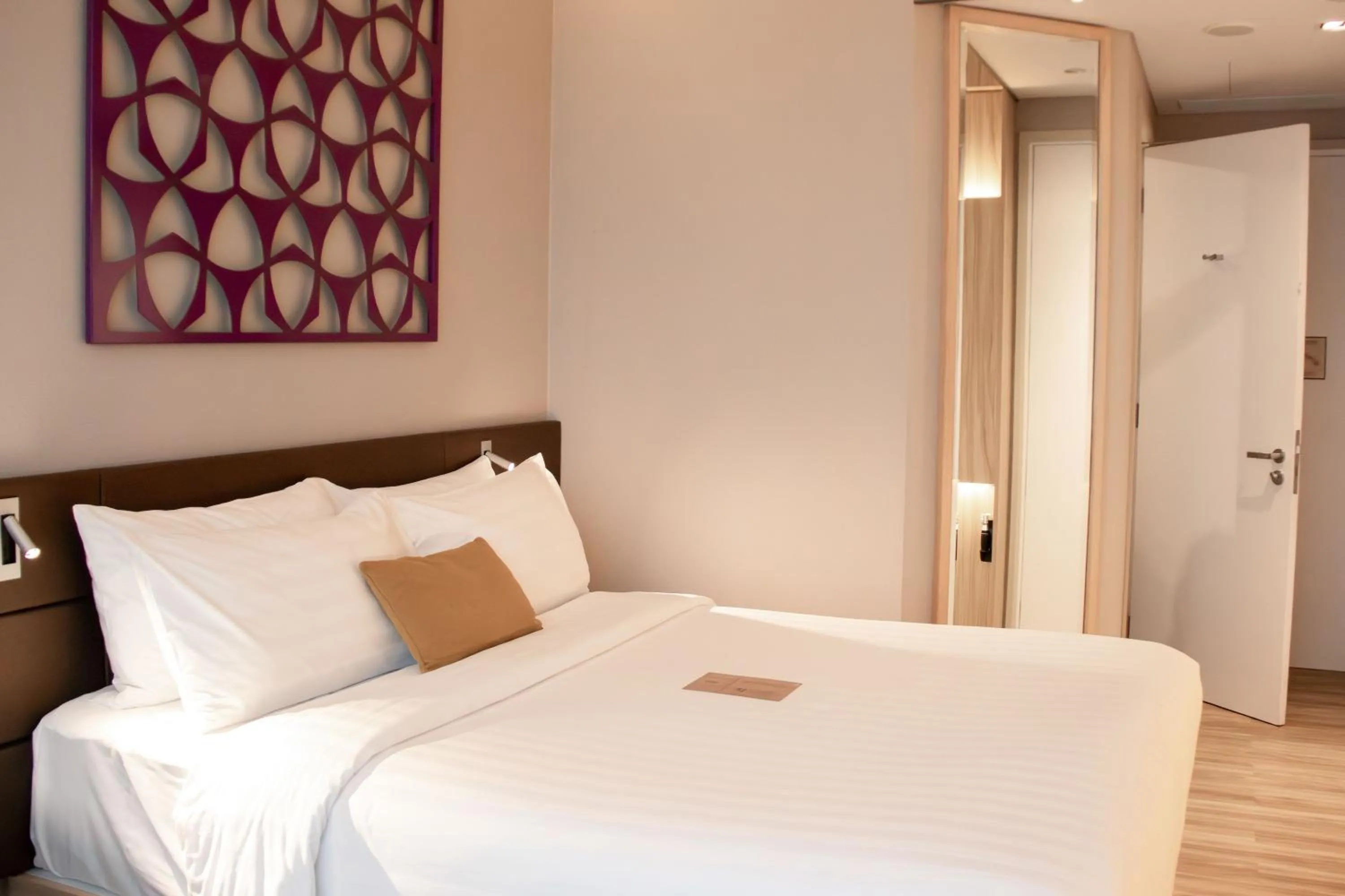 Bed in Mercure Singapore On Stevens