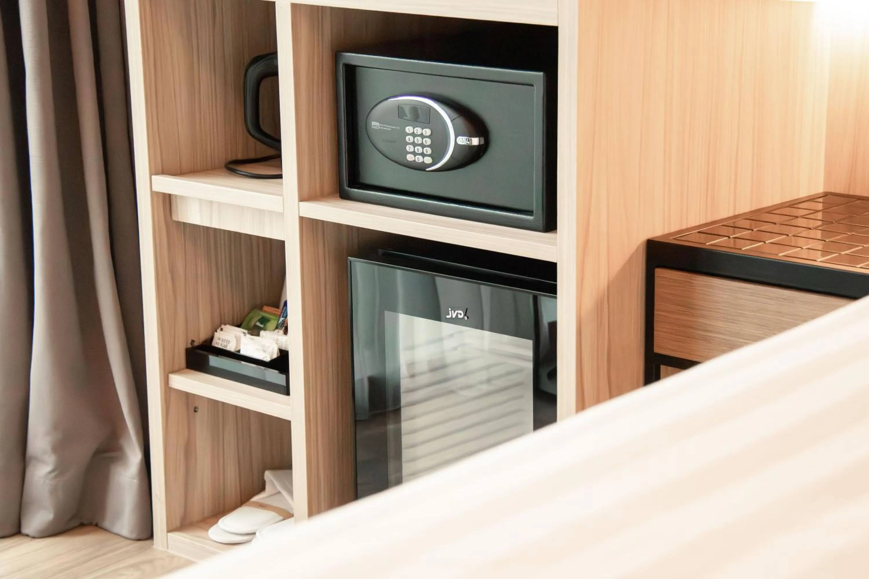 Coffee/tea facilities, Bed in Mercure Singapore On Stevens