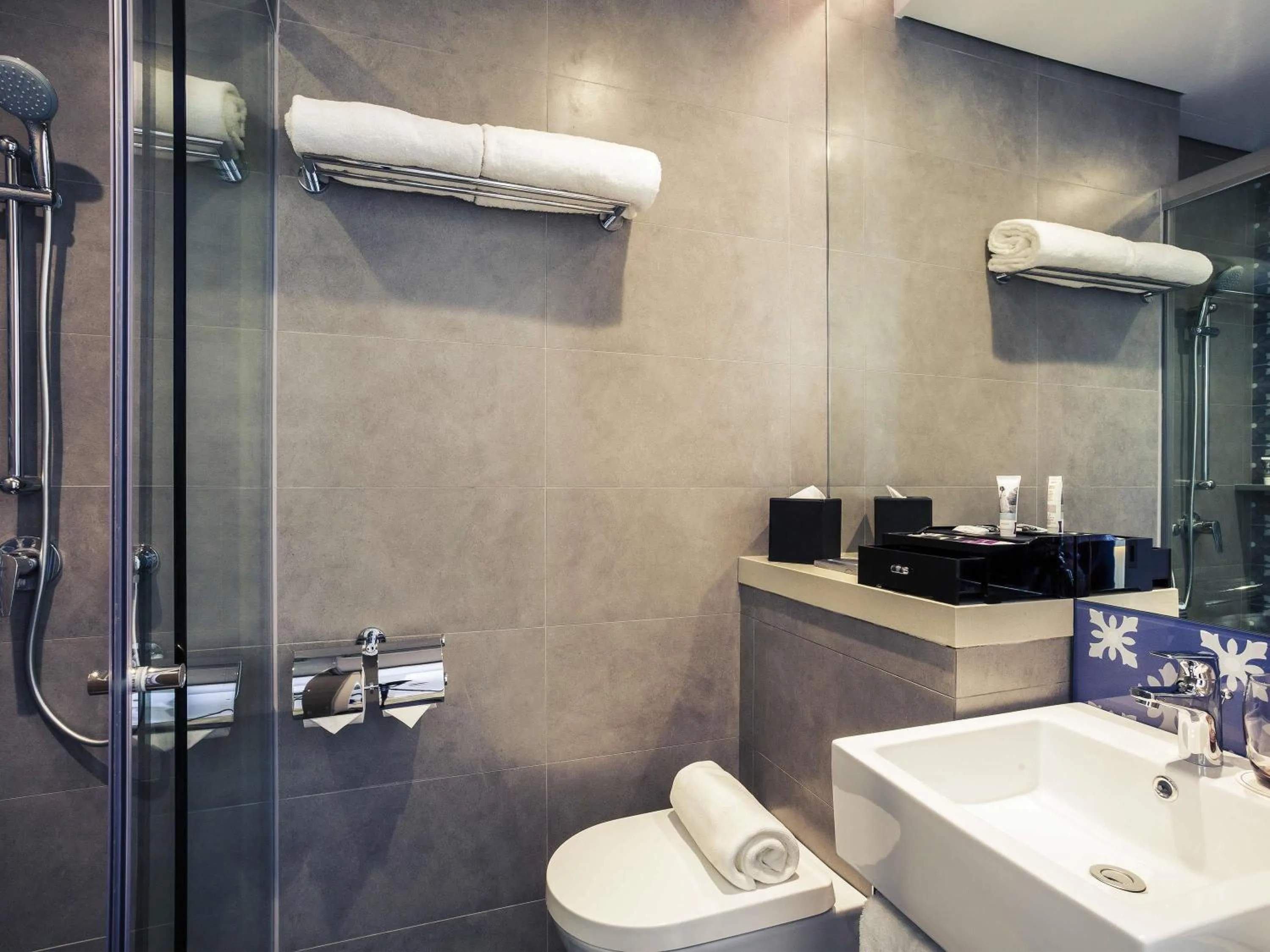 Bedroom in Mercure Singapore On Stevens