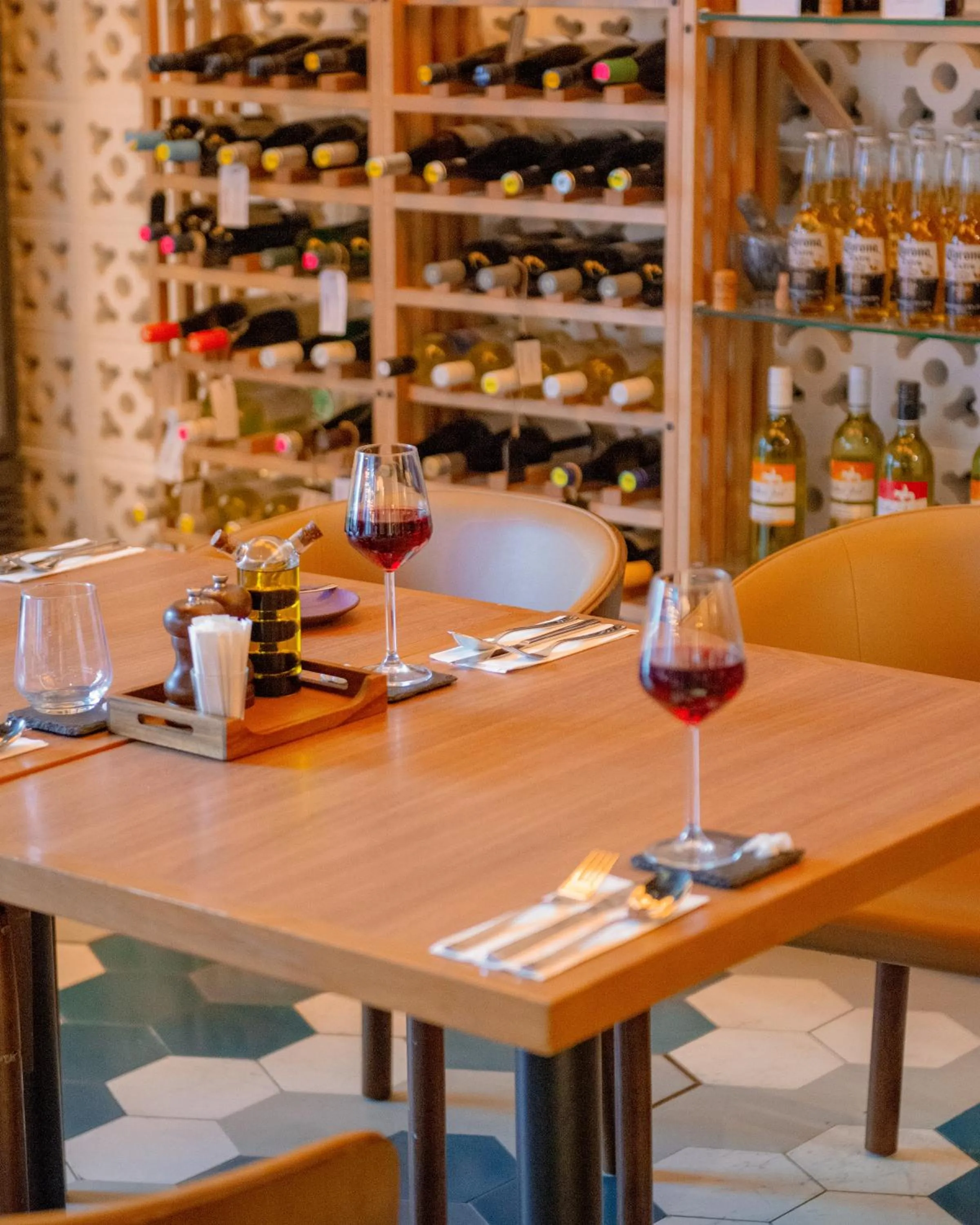 Restaurant/places to eat in Mercure Singapore On Stevens