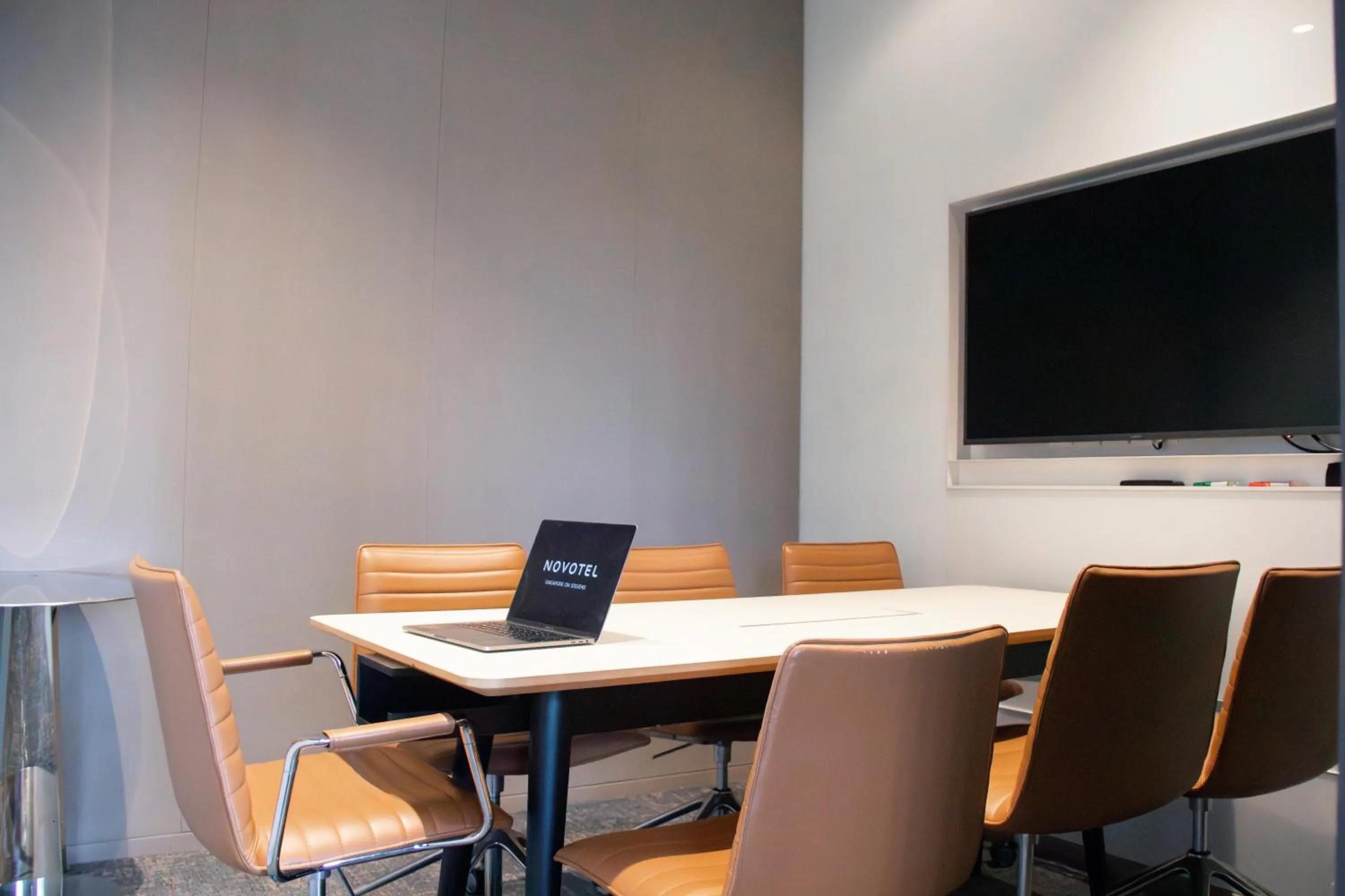 Lounge or bar in Novotel Singapore On Stevens