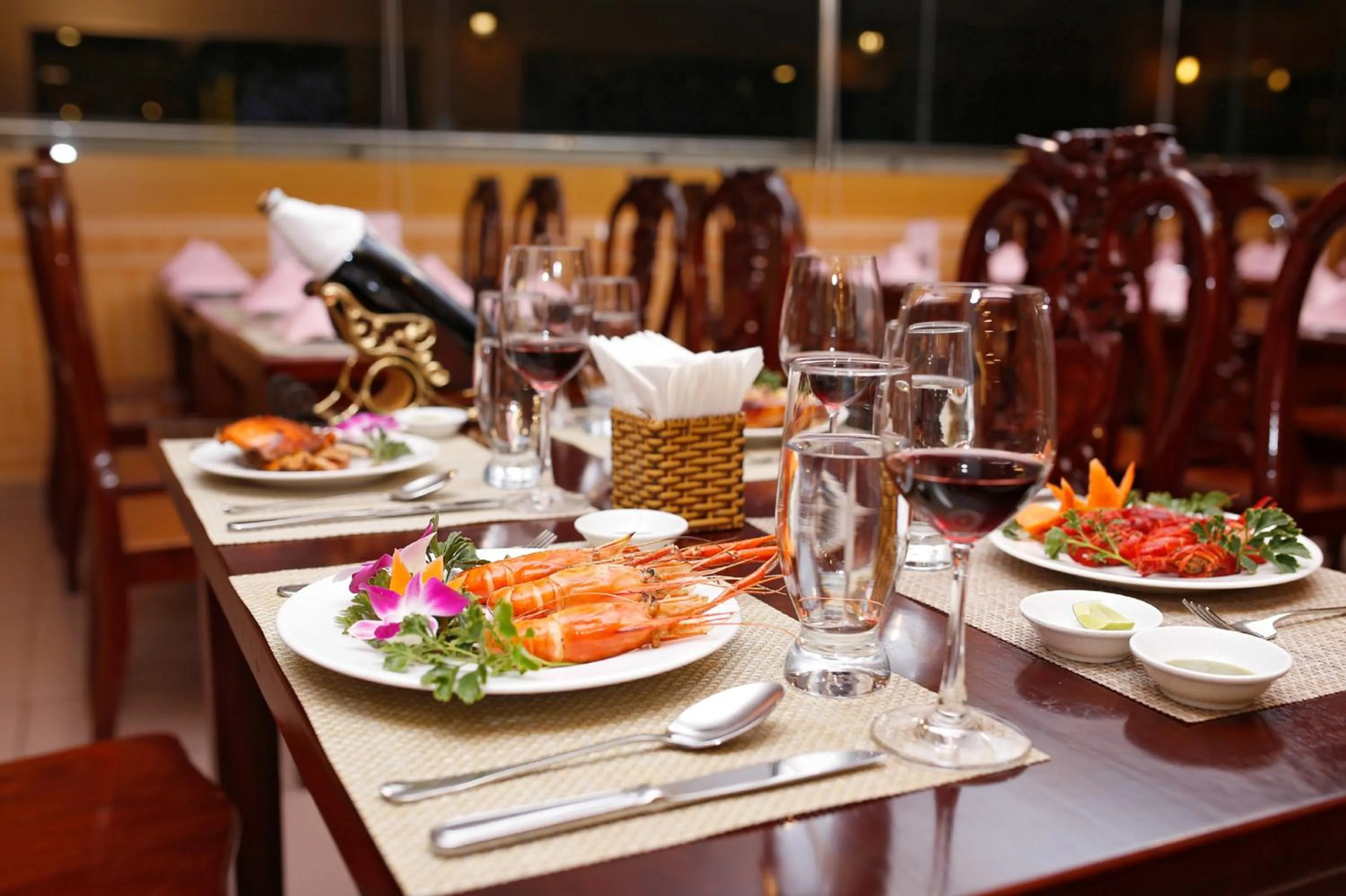 Restaurant/places to eat in New Pacific Hotel