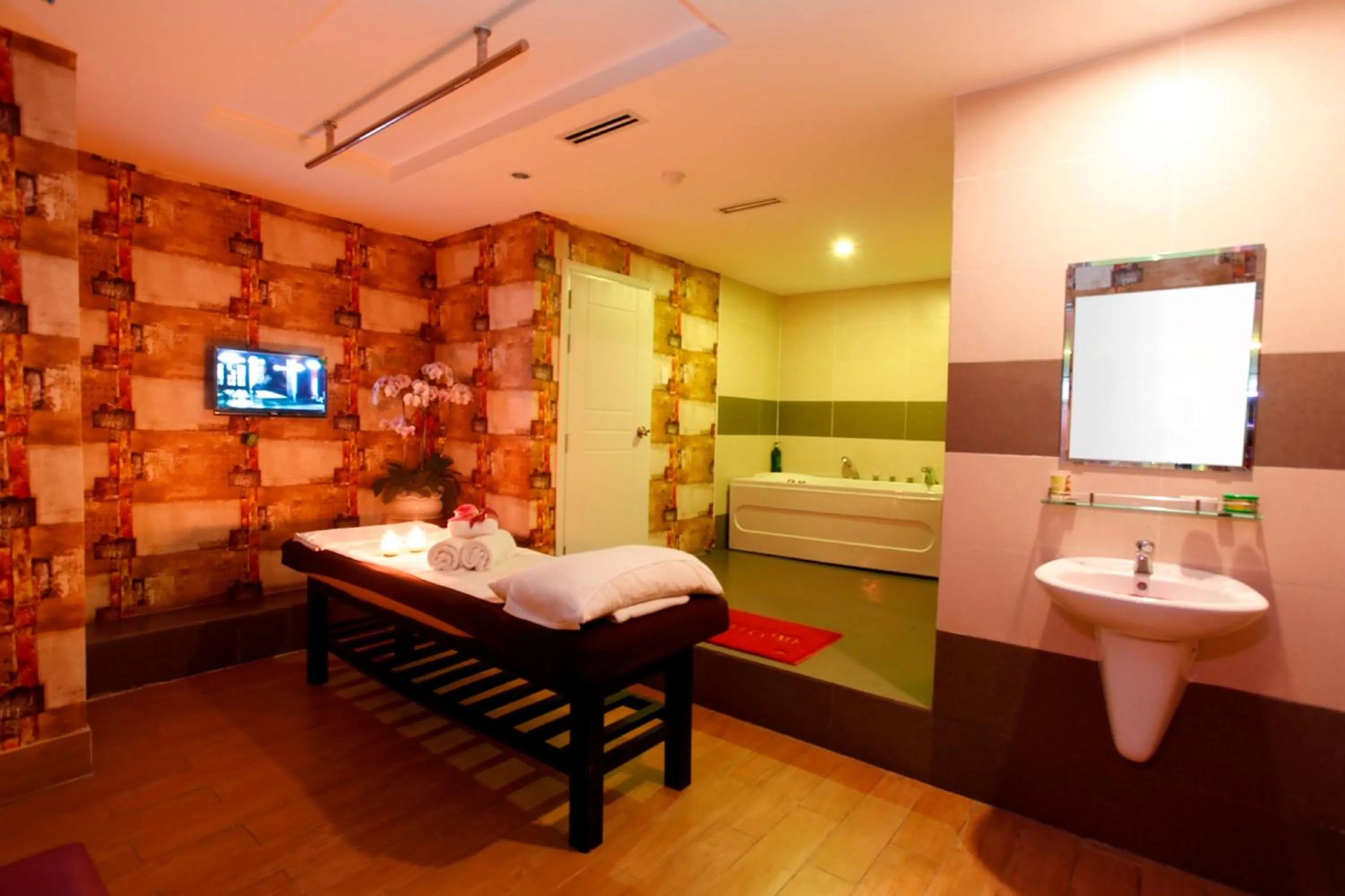 Massage, Bed in New Pacific Hotel