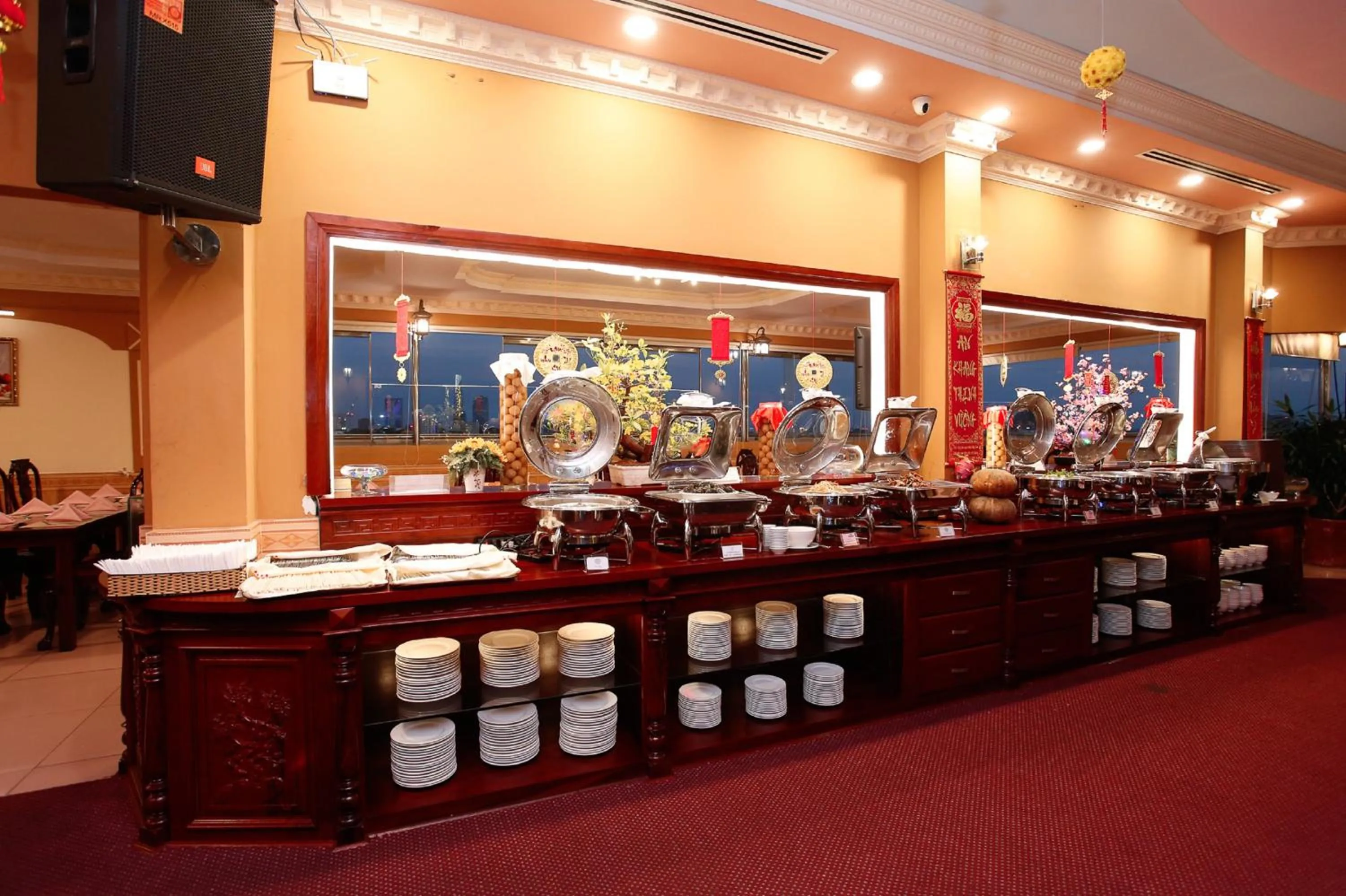 Restaurant/places to eat in New Pacific Hotel