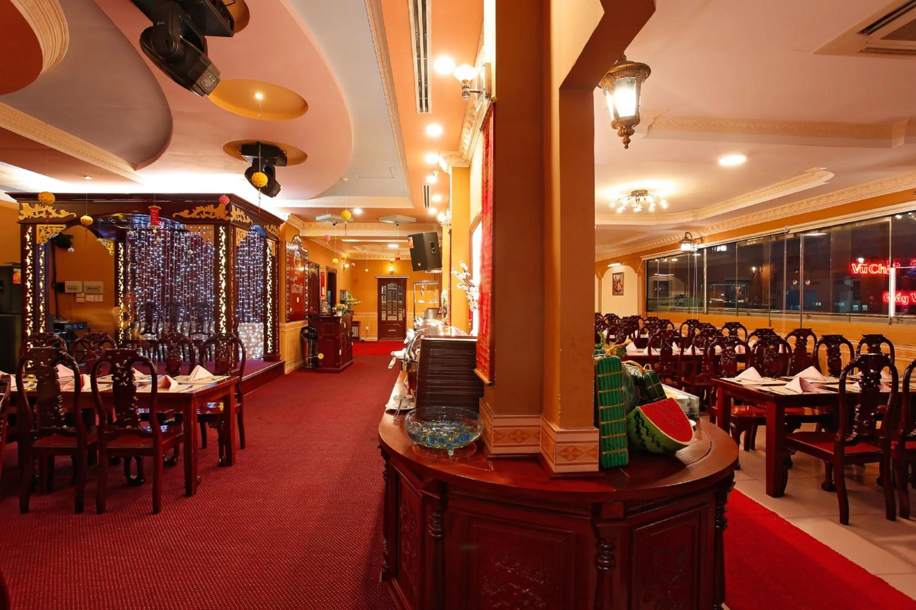 Restaurant/places to eat in New Pacific Hotel