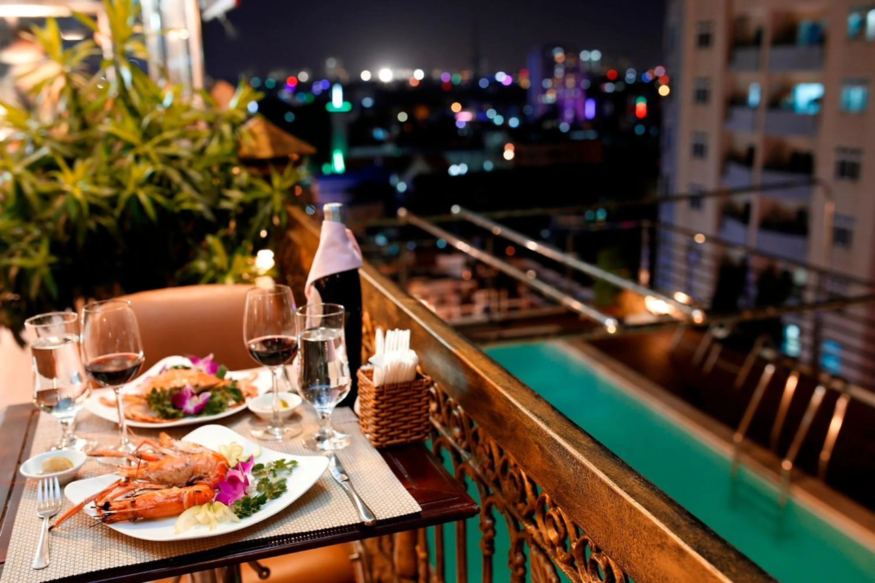 Restaurant/places to eat in New Pacific Hotel