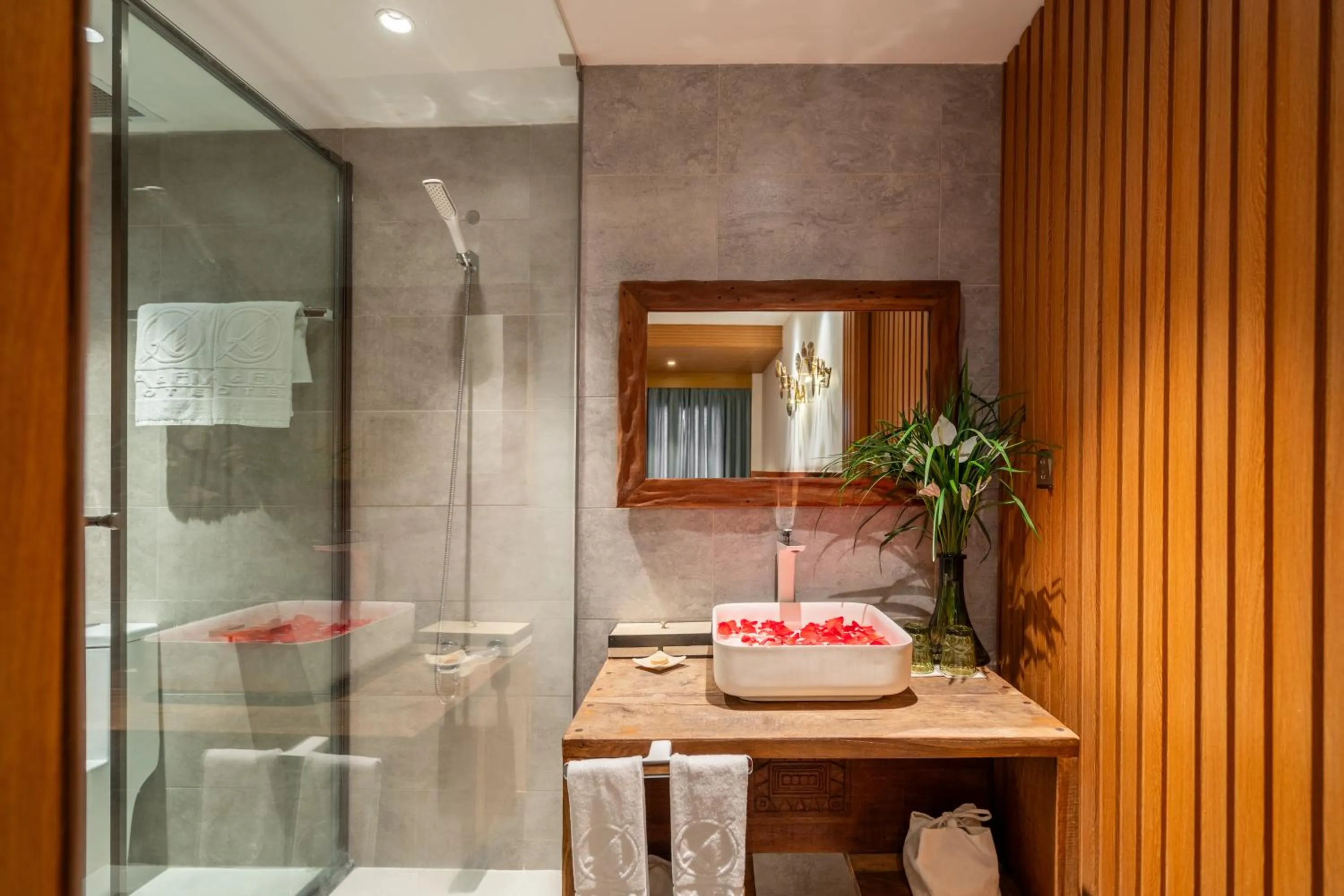 Shower in A&EM Art Hotel