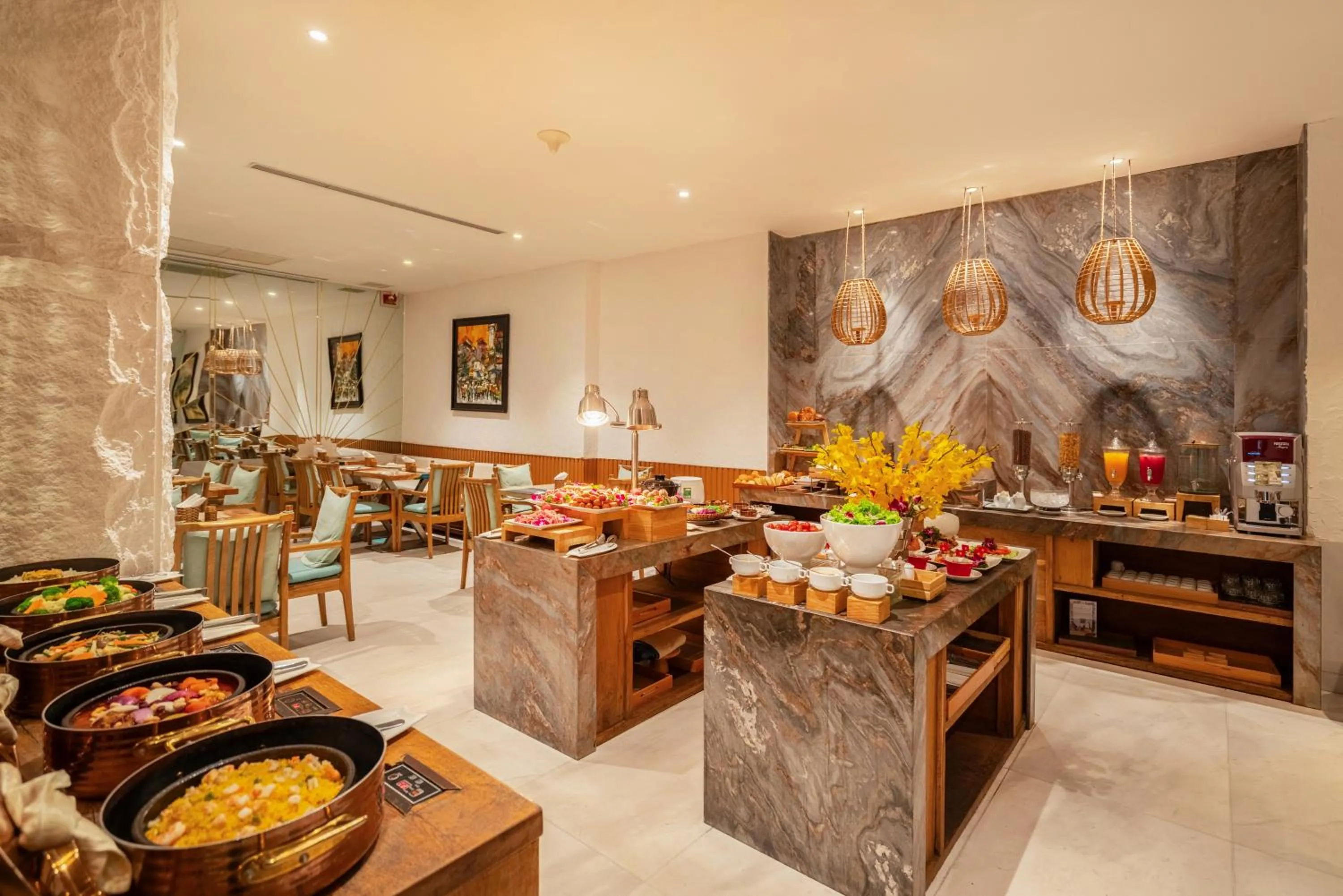 Restaurant/places to eat in A&EM Art Hotel