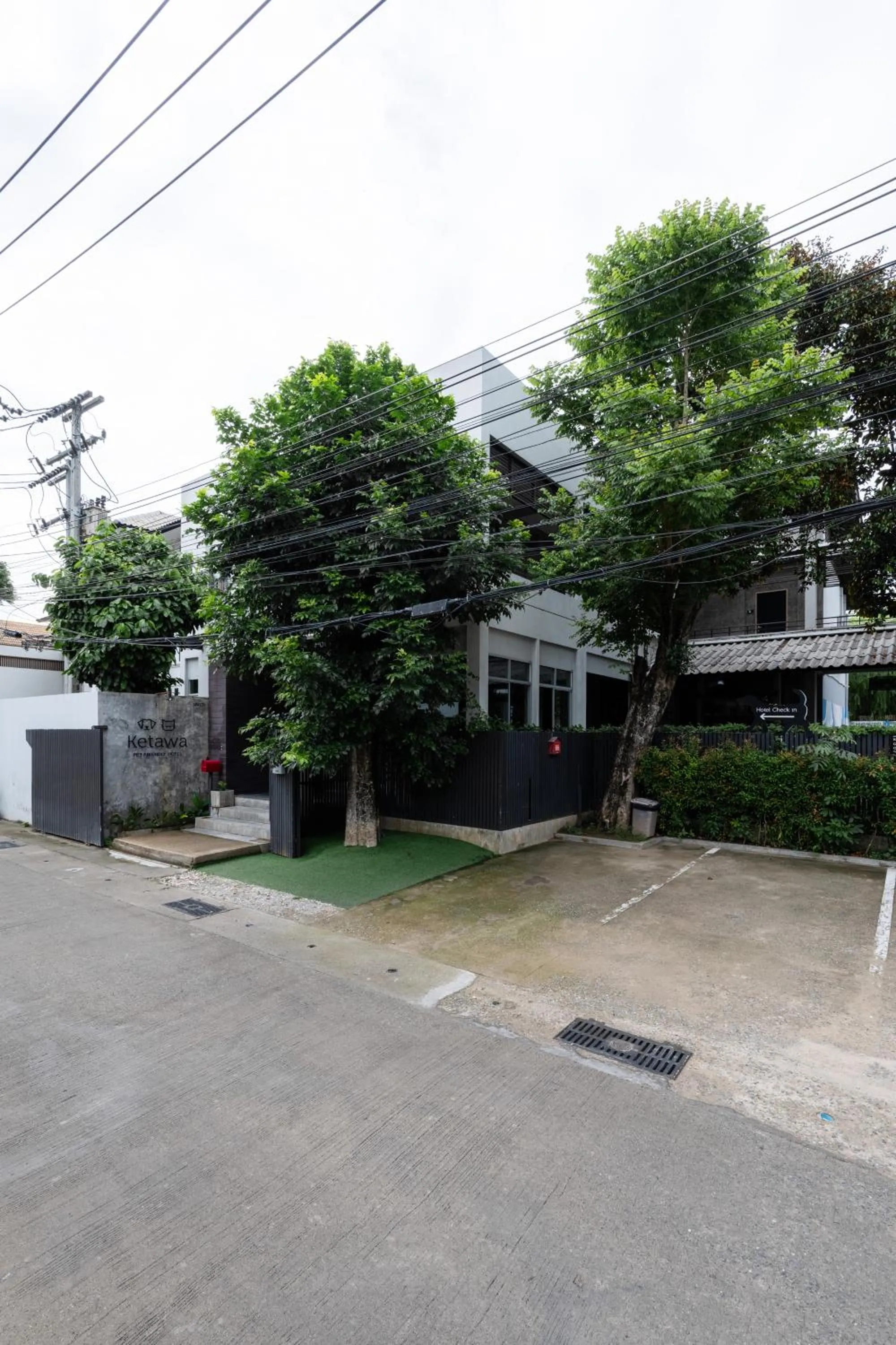 Parking in Ketawa Pet Friendly Hotel