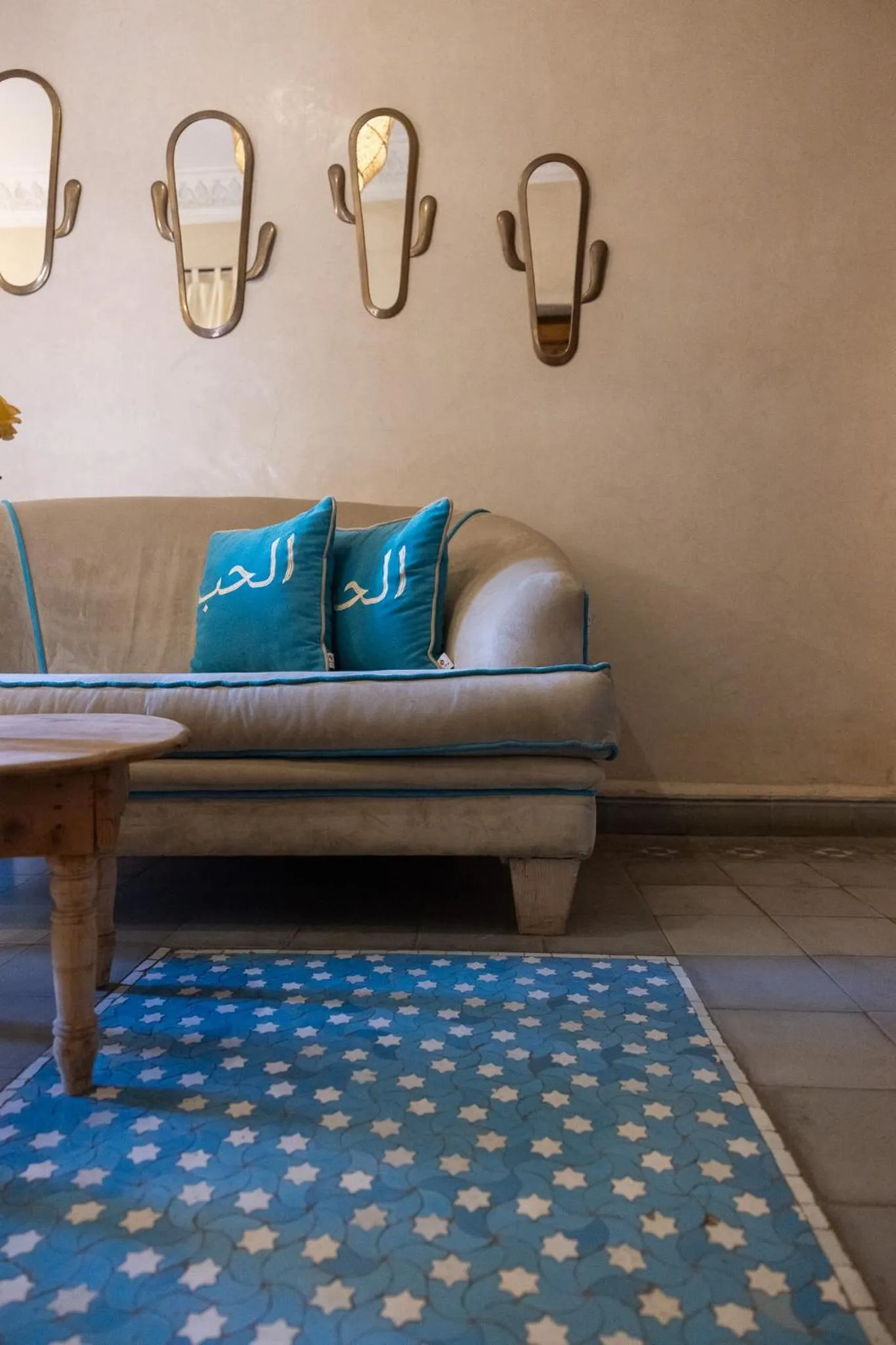 Seating area, Bed in Monriad