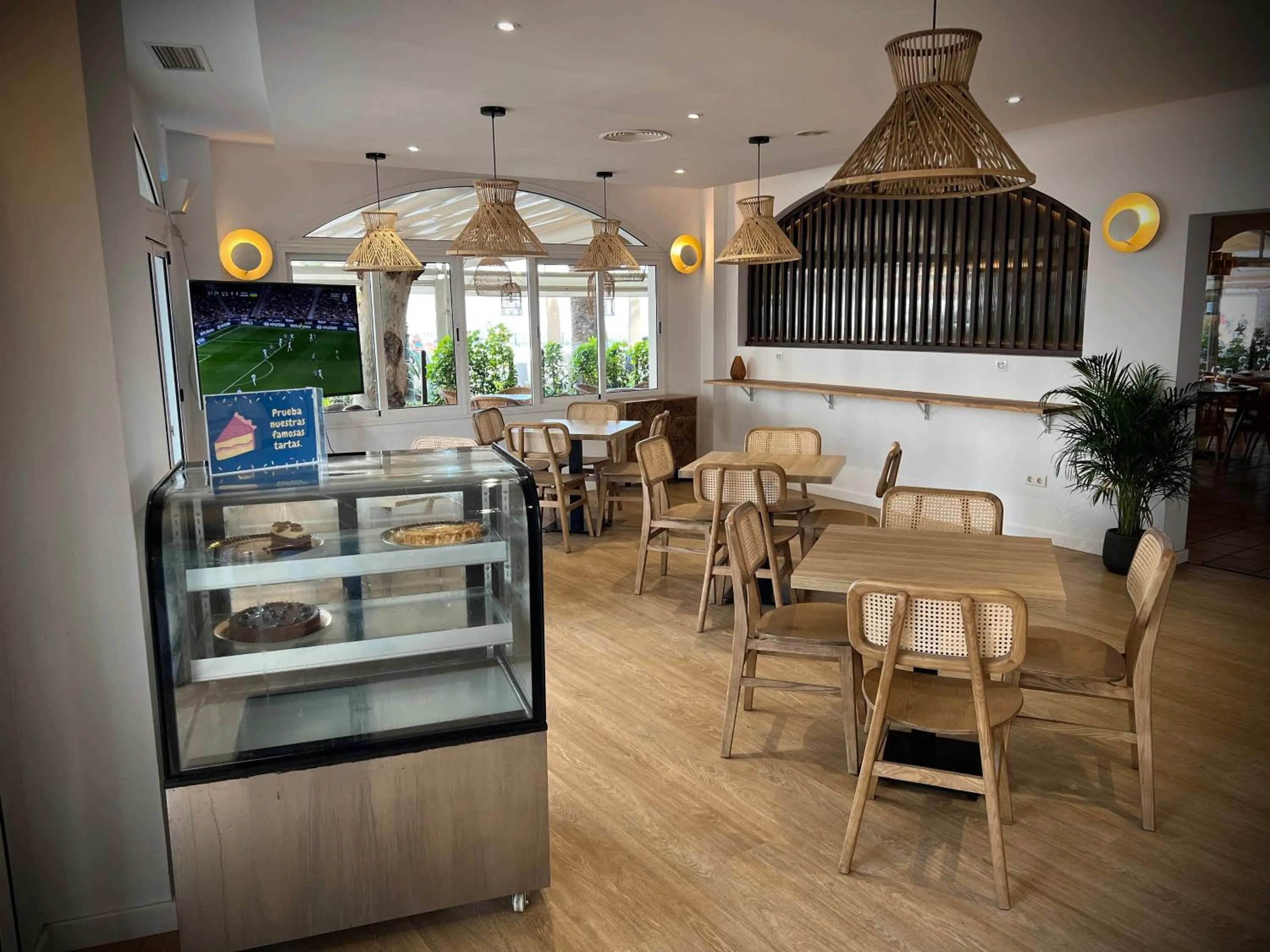 Restaurant/places to eat in Hostal Marissal by Dorobe