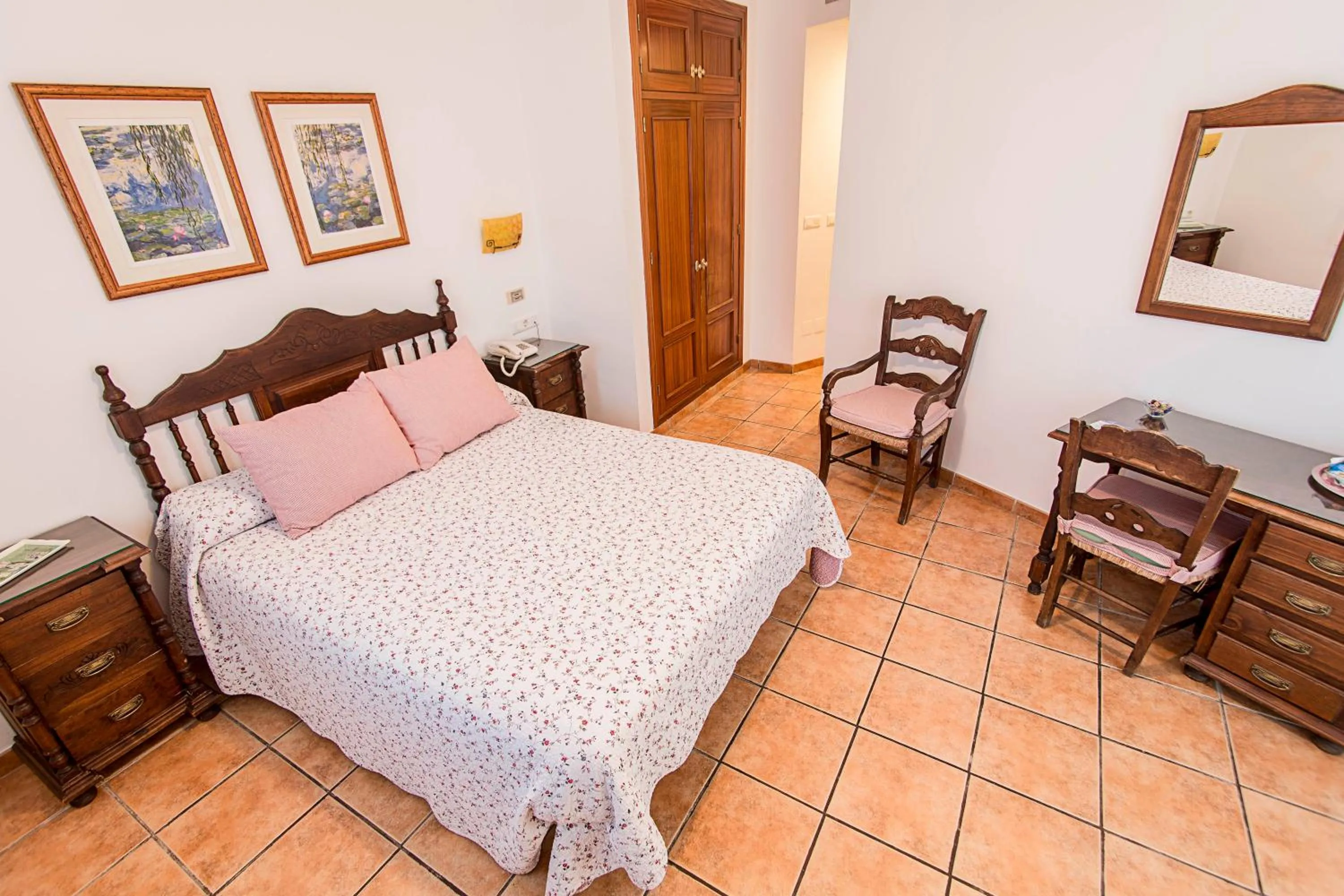 Bed in Hostal Marissal by Dorobe