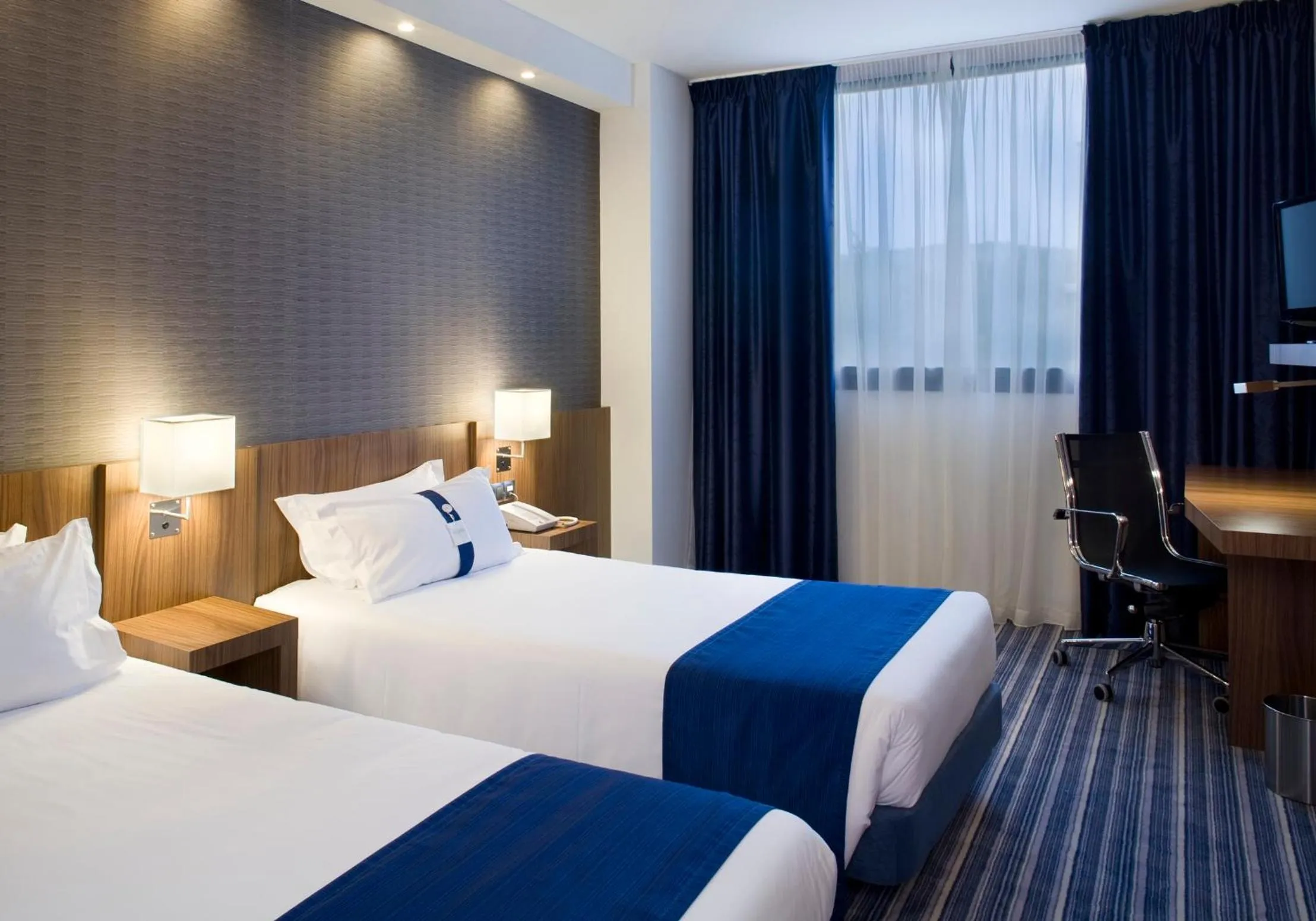 Bed in Holiday Inn Express Campo de Gibraltar-Barrios by IHG