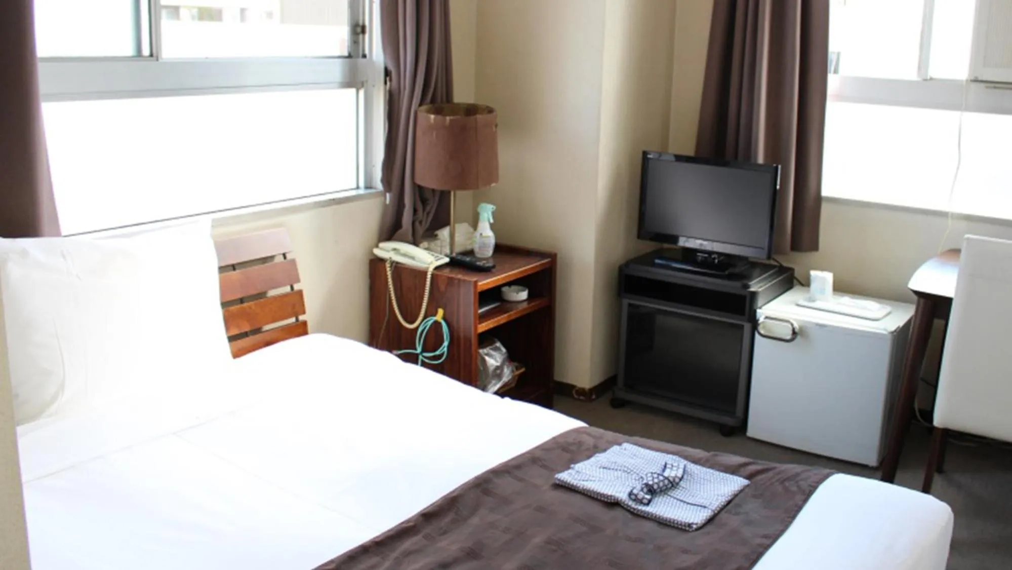 Bed, TV/Entertainment Center in Hiroshima Peace Hotel