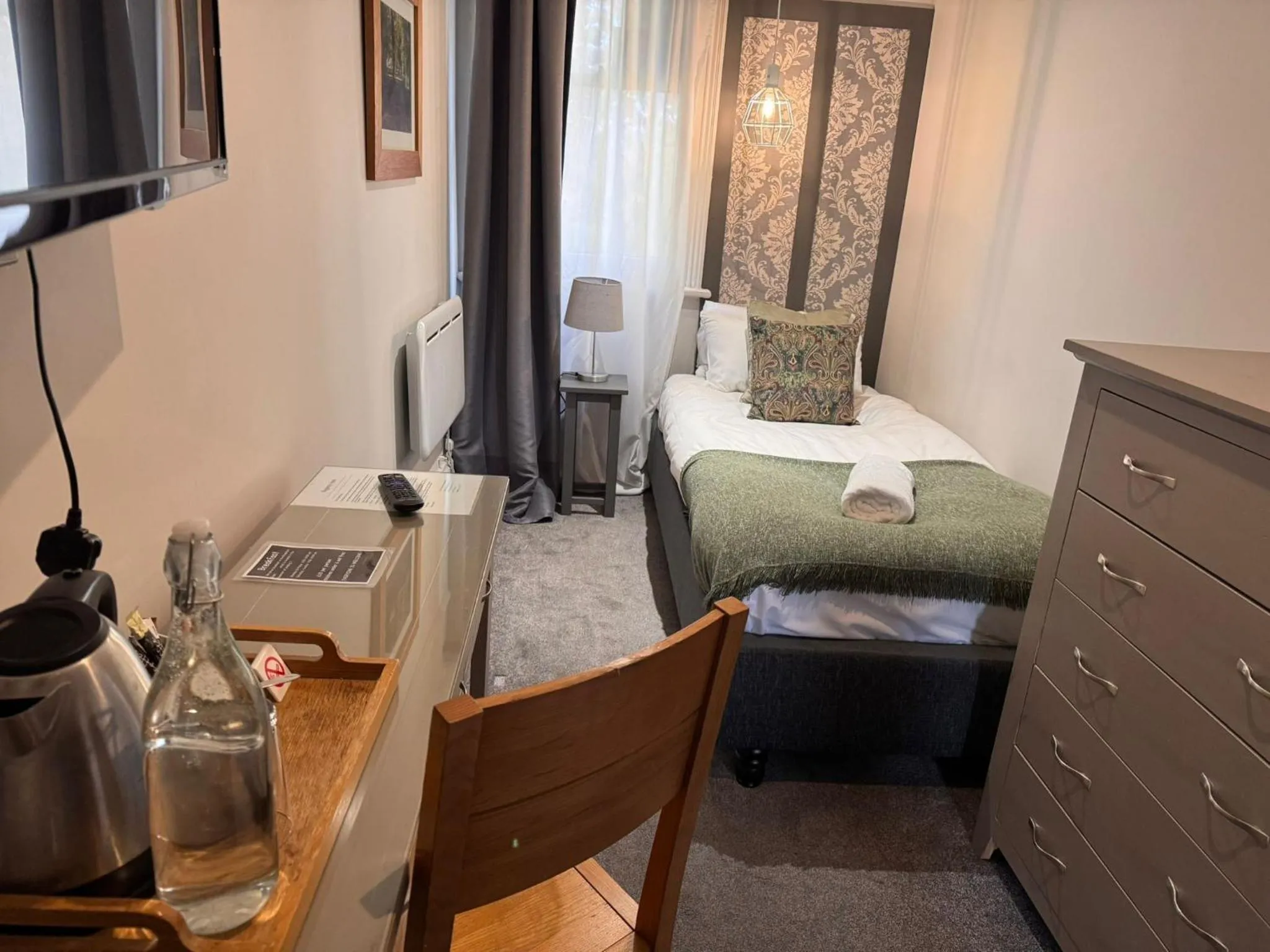 Bedroom, Bed in Regency House