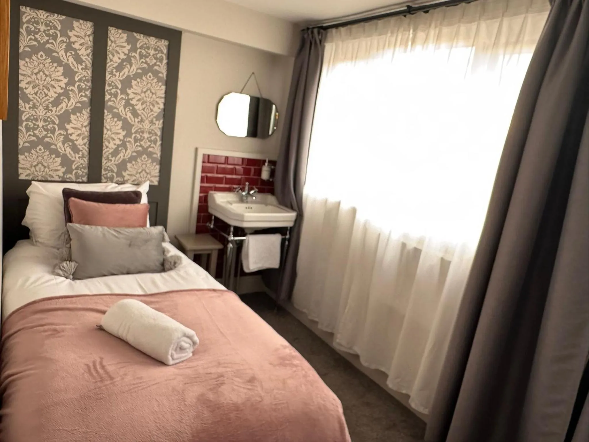 Bedroom, Bed in Regency House