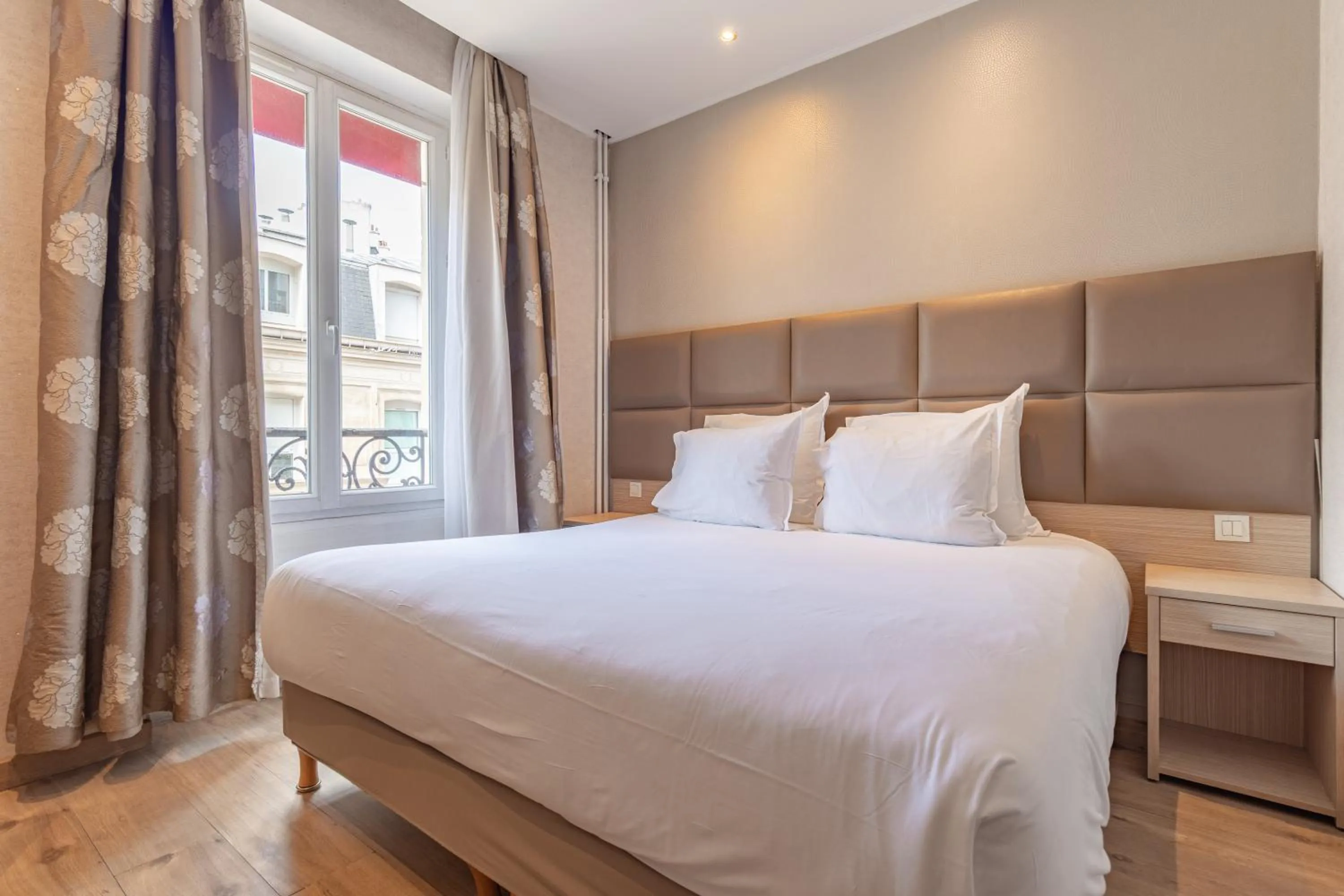 Bed in Hotel Riviera OPERA Cadet