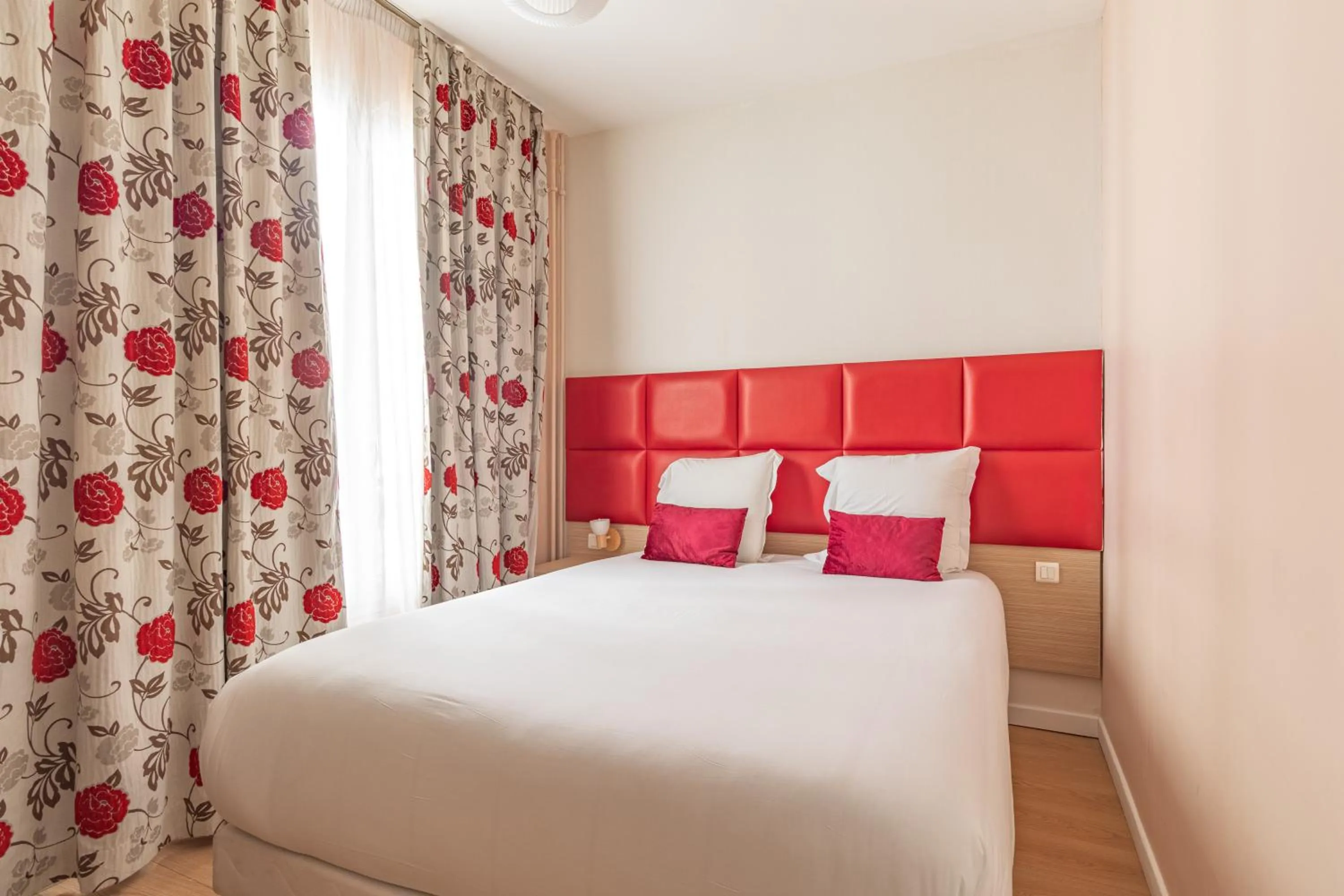 Bed in Hotel Riviera OPERA Cadet