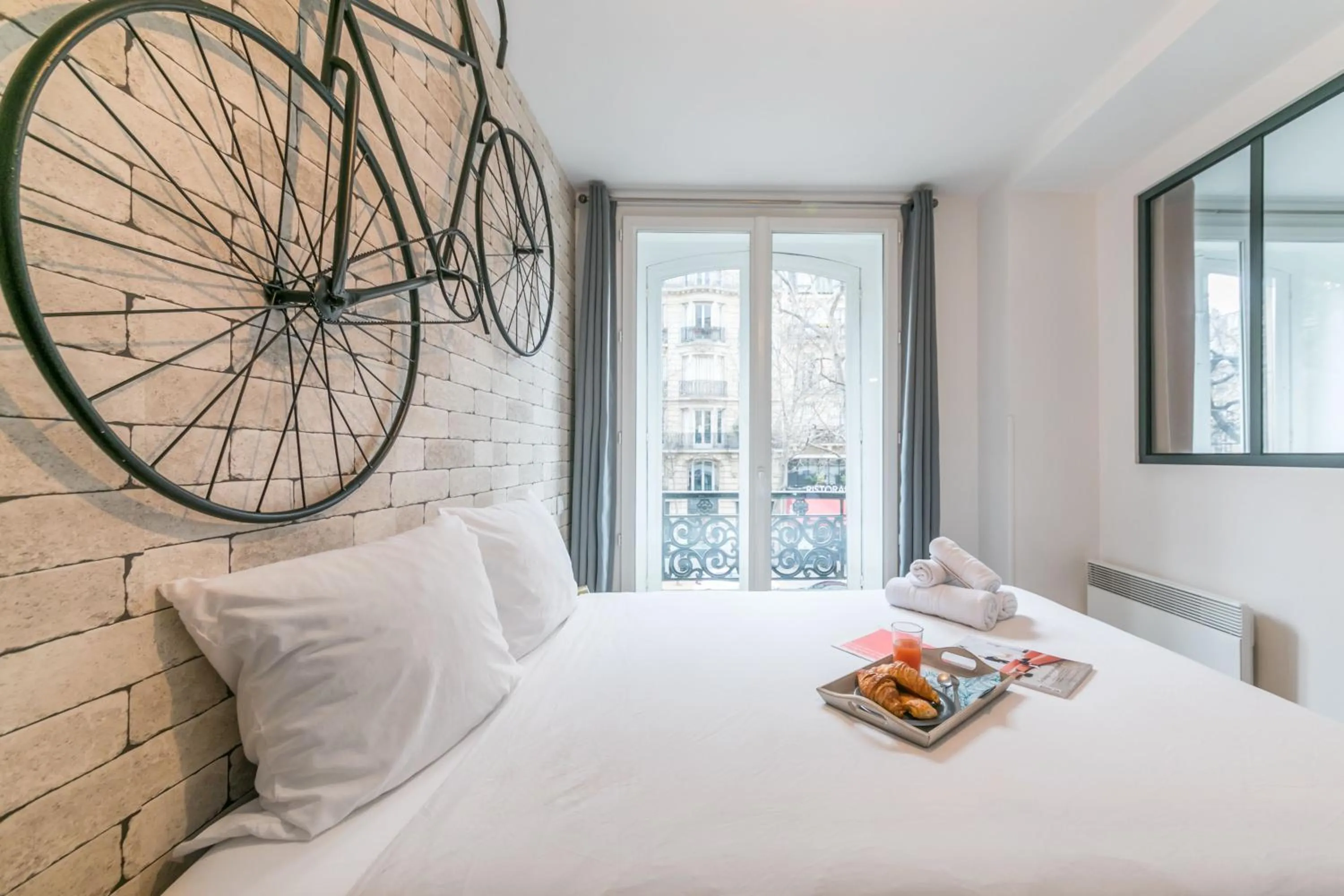Living room, Bed in WS St Germain - Quartier Latin