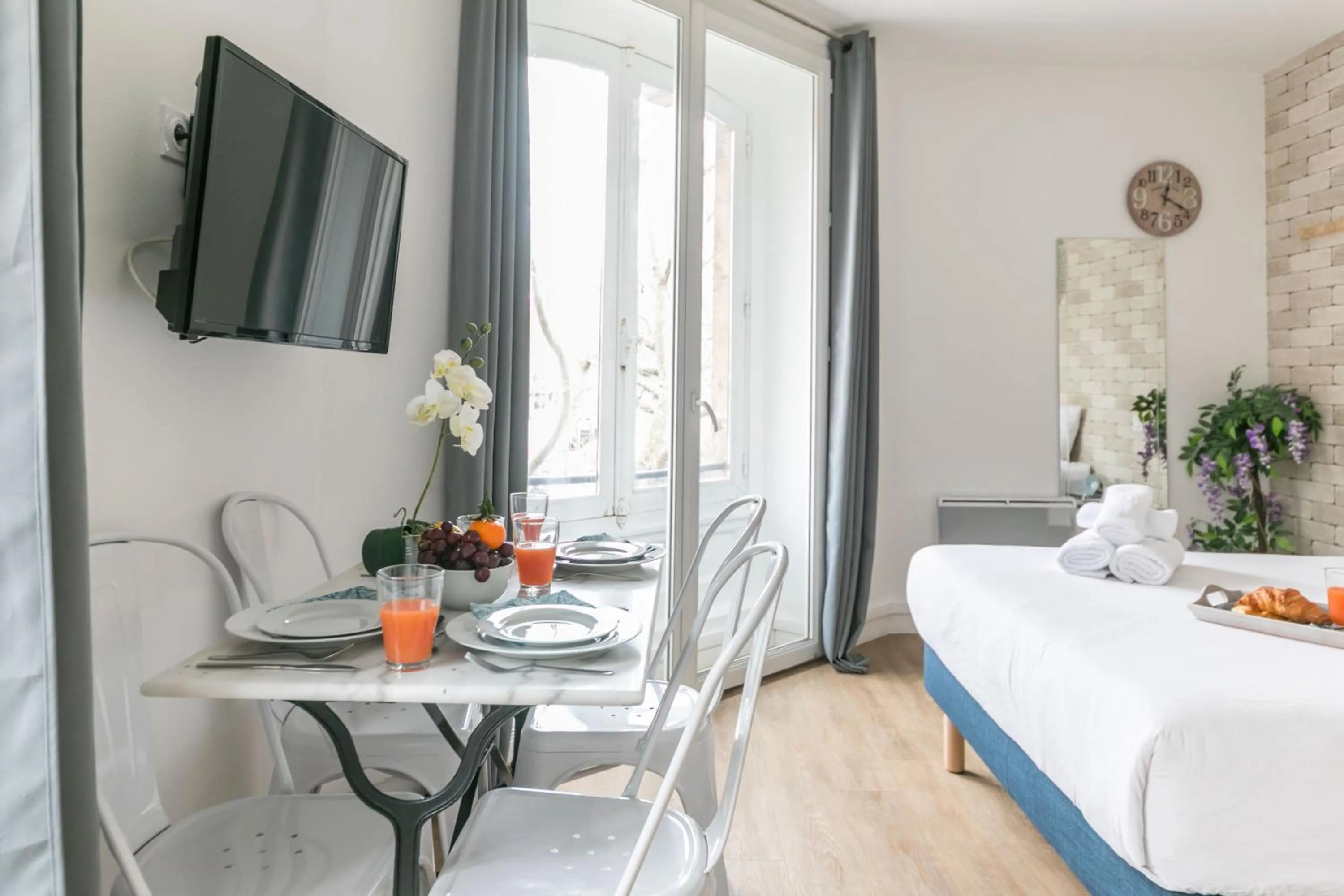 Living room, Bed in WS St Germain - Quartier Latin