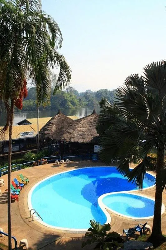 Swimming pool in Duenshine Resort