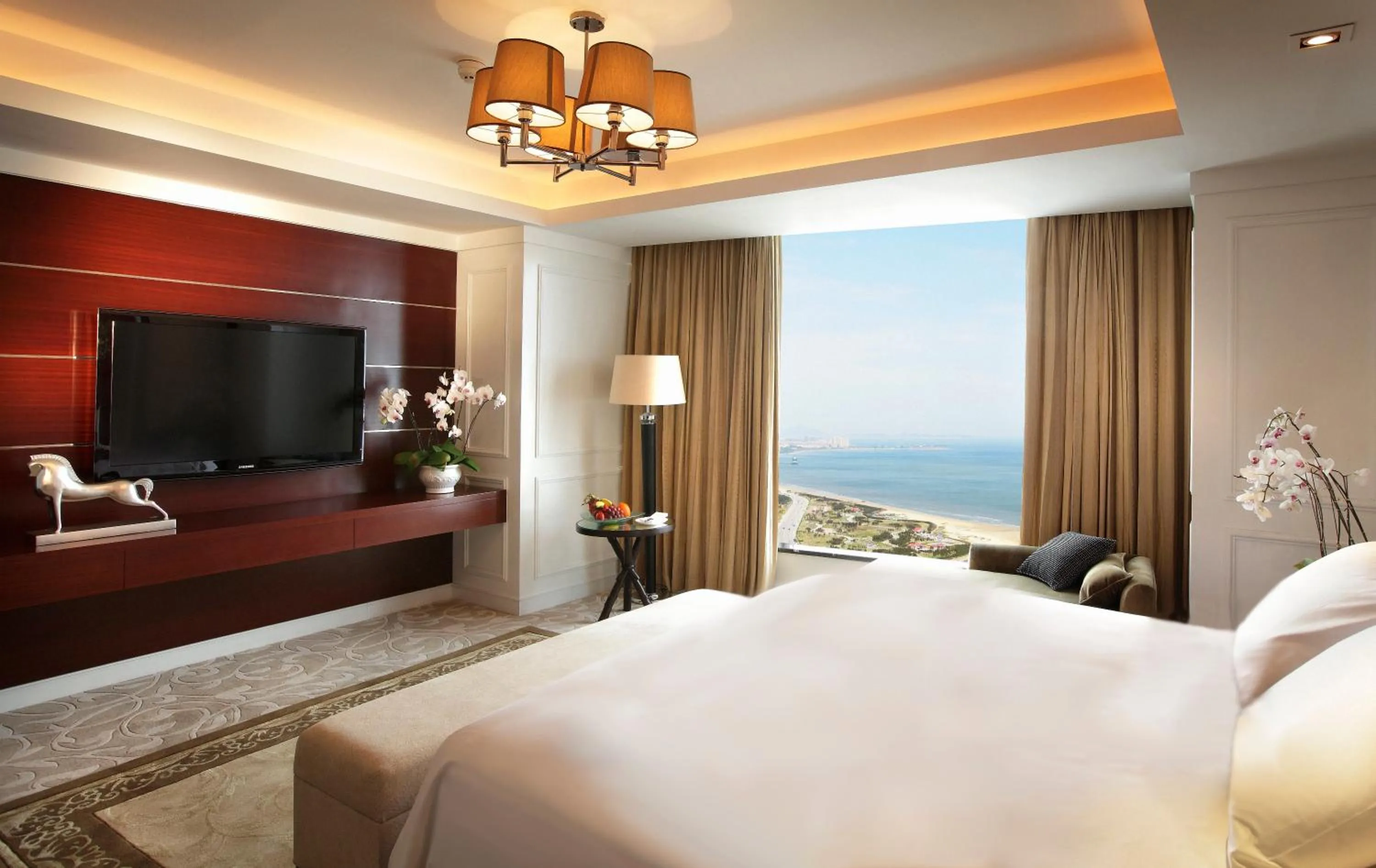 Photo of the whole room, Bed in Crowne Plaza Yantai Sea View by IHG