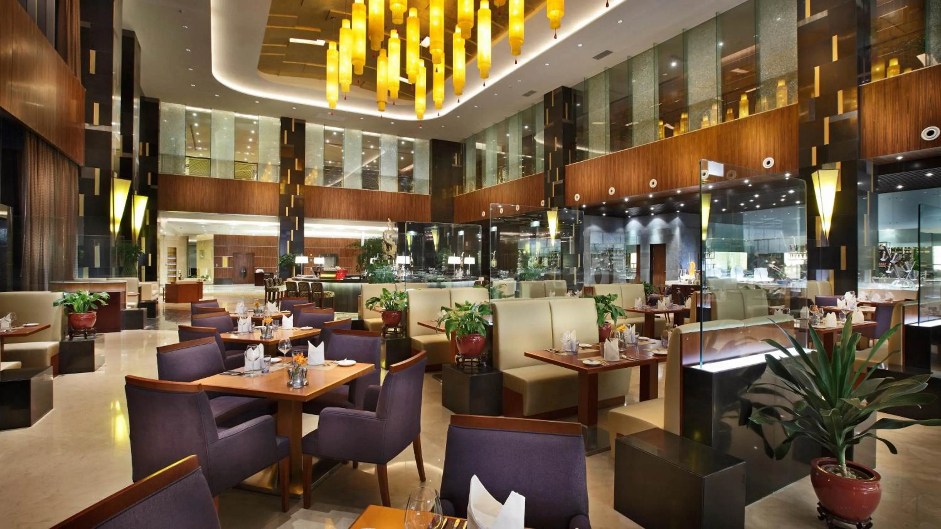 Restaurant/places to eat in Crowne Plaza Yantai Sea View by IHG