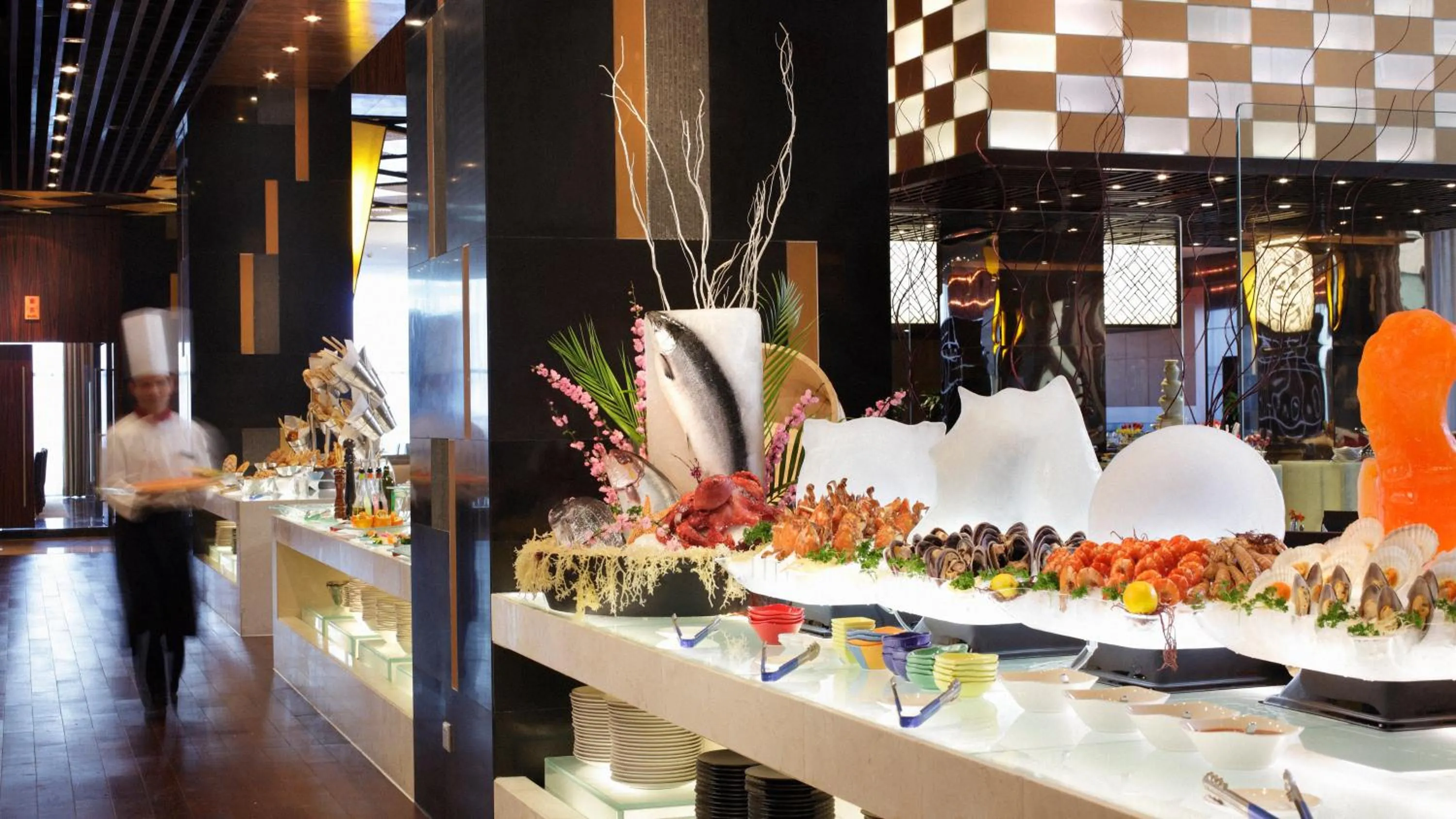 Restaurant/places to eat in Crowne Plaza Yantai Sea View by IHG