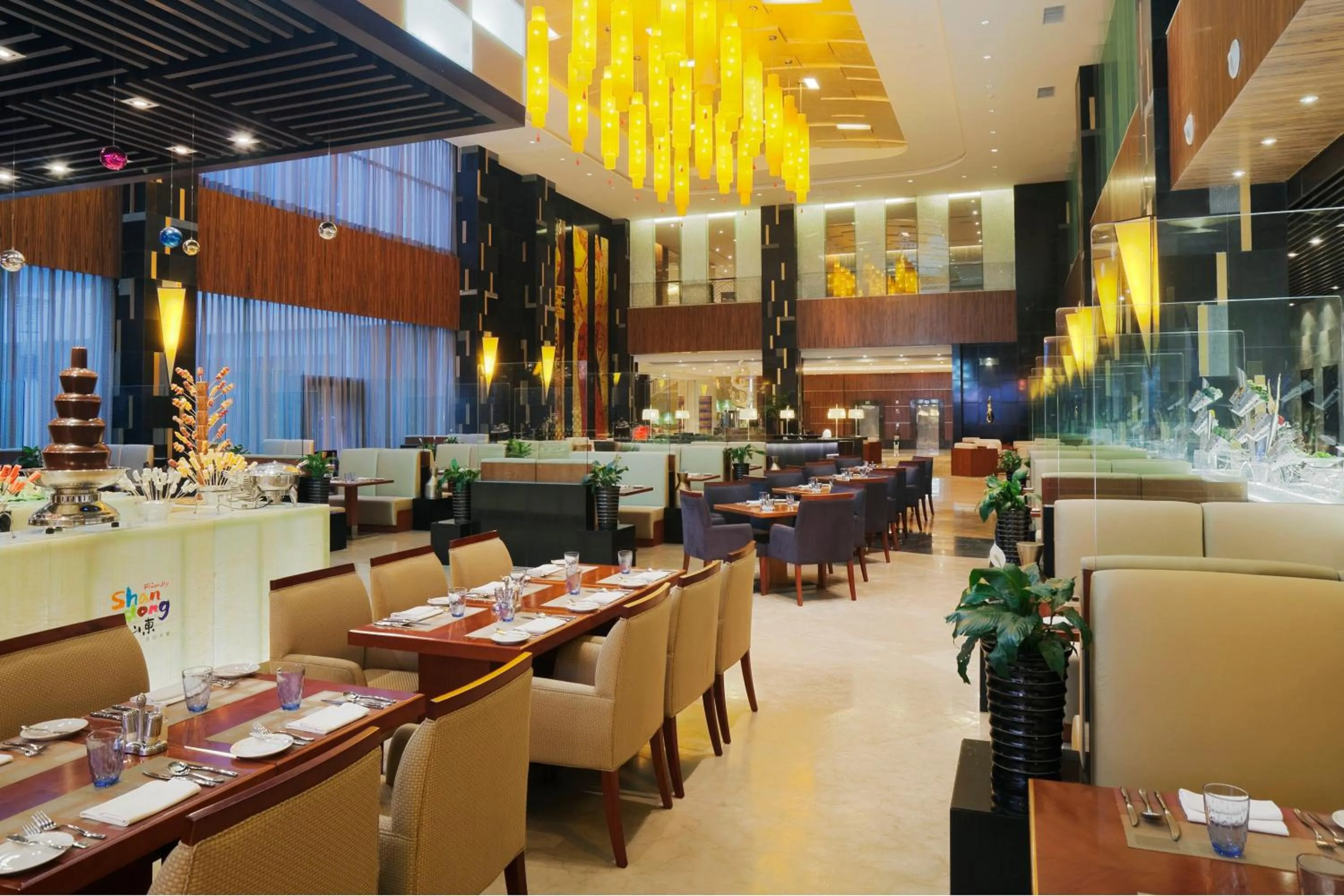 Restaurant/places to eat in Crowne Plaza Yantai Sea View by IHG