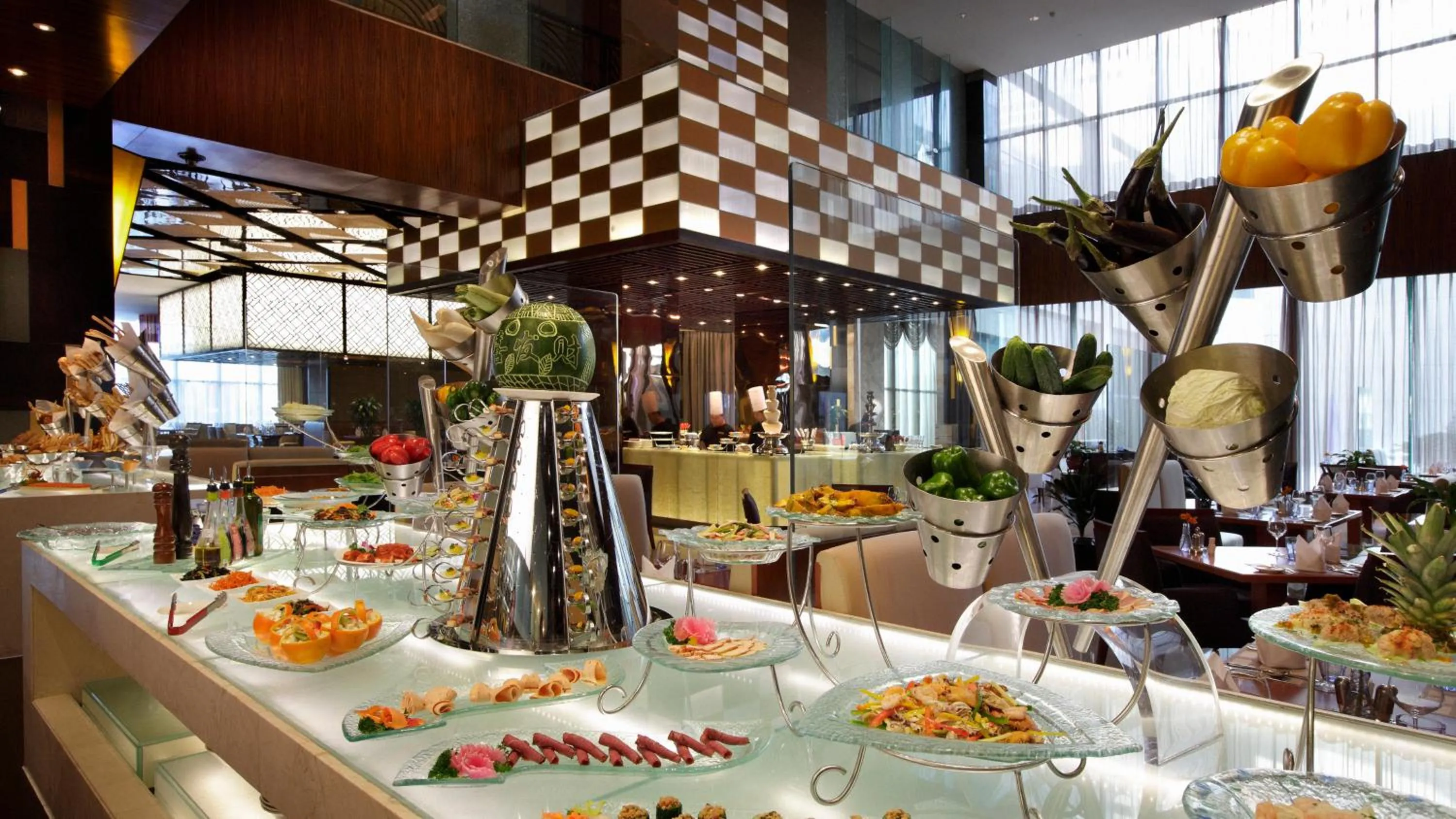 Restaurant/places to eat in Crowne Plaza Yantai Sea View by IHG