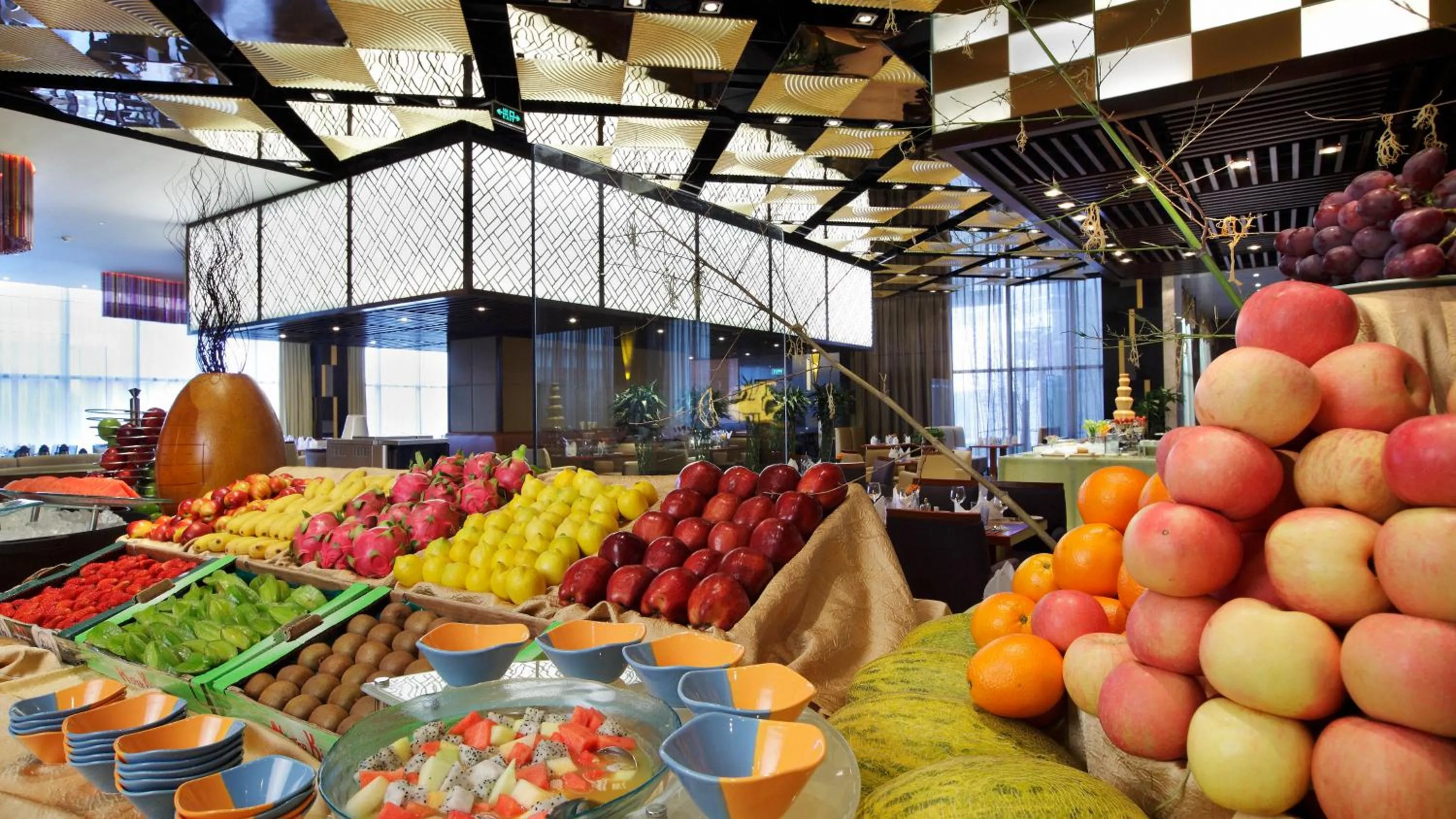 Restaurant/places to eat in Crowne Plaza Yantai Sea View by IHG