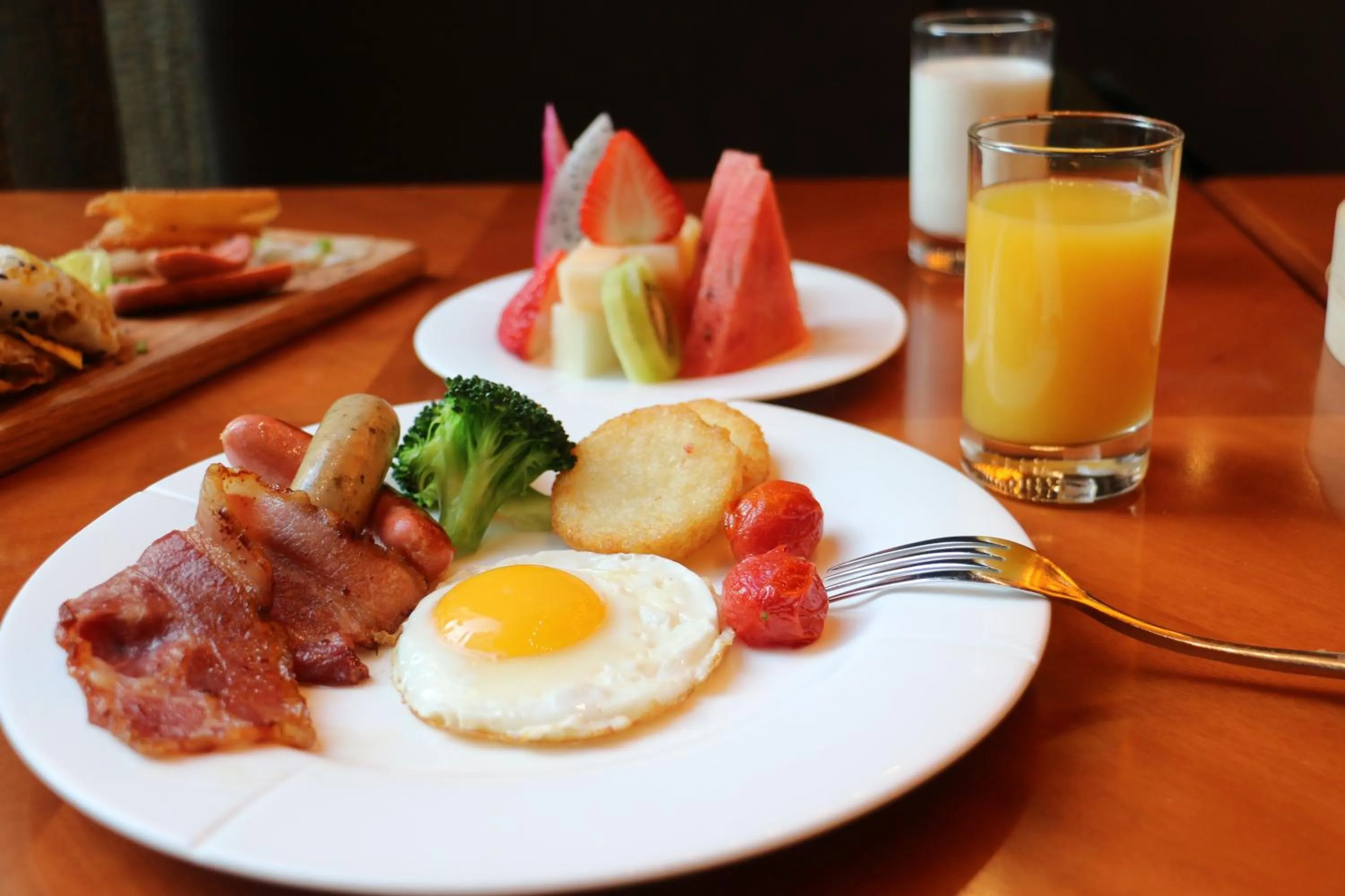 Restaurant/places to eat in Crowne Plaza Yantai Sea View by IHG