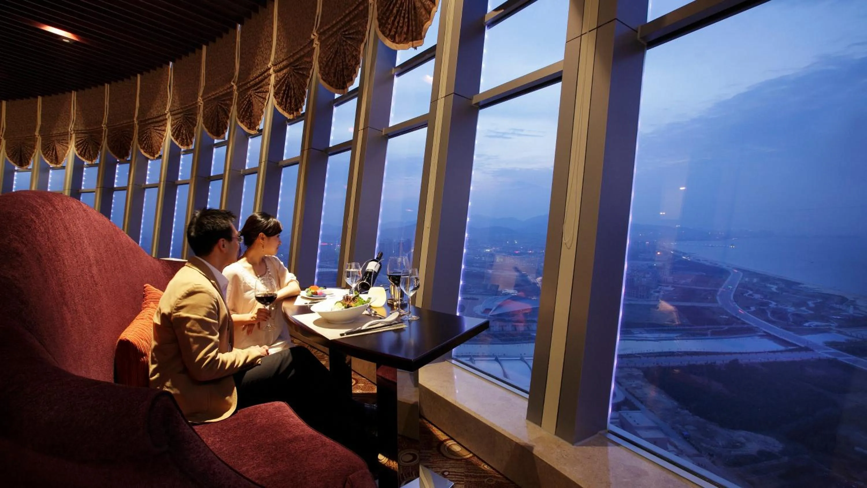 Restaurant/places to eat in Crowne Plaza Yantai Sea View by IHG