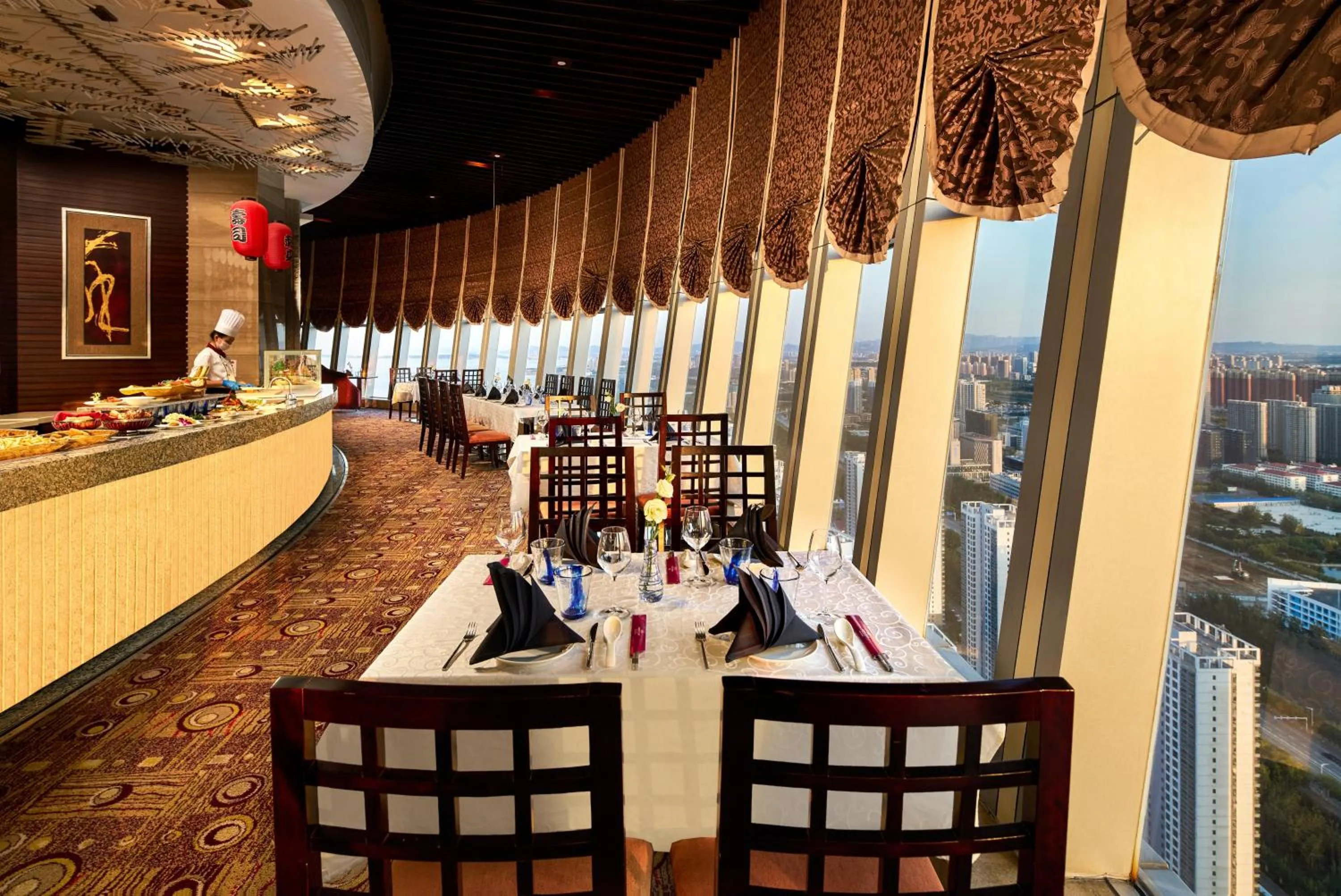 Restaurant/places to eat in Crowne Plaza Yantai Sea View by IHG