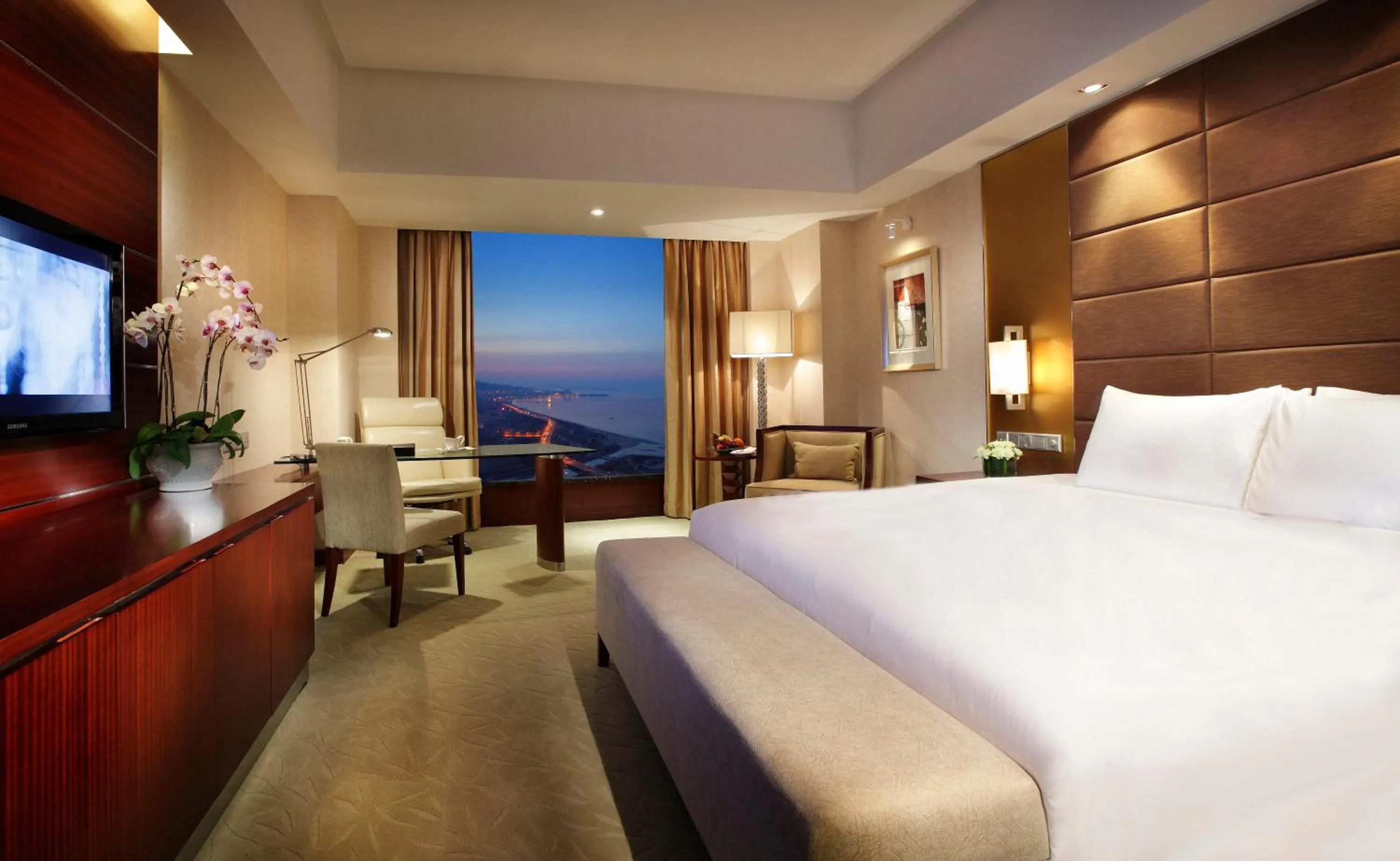 Sea view, Bed in Crowne Plaza Yantai Sea View by IHG