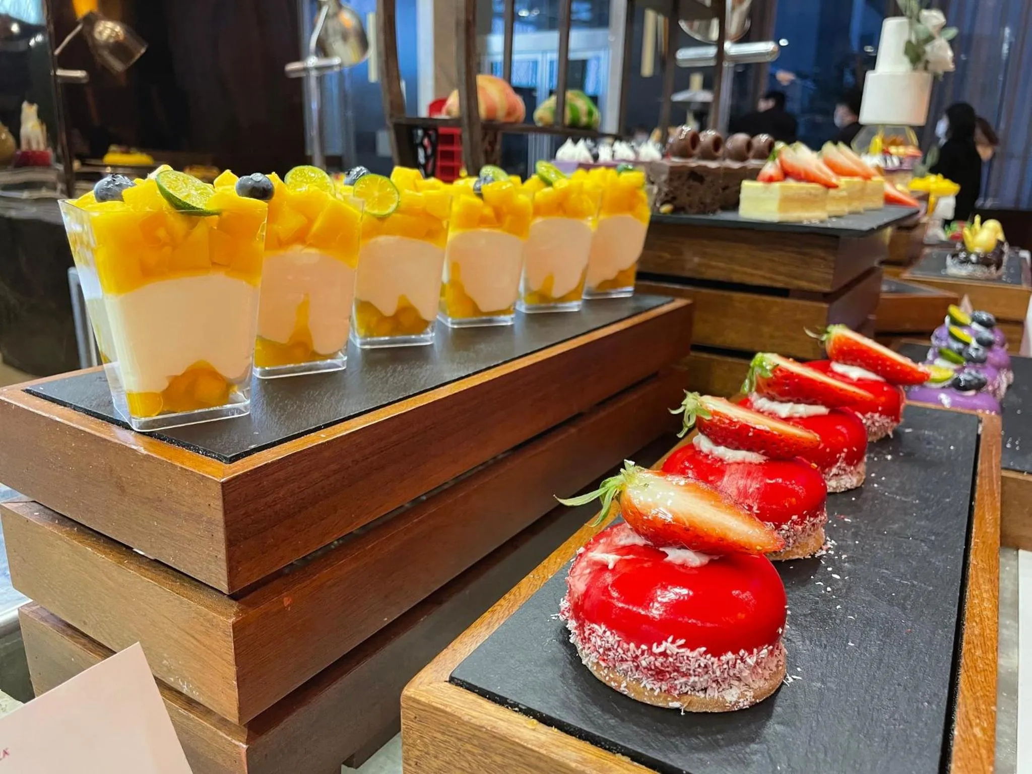 Restaurant/places to eat in Crowne Plaza Yantai Sea View by IHG