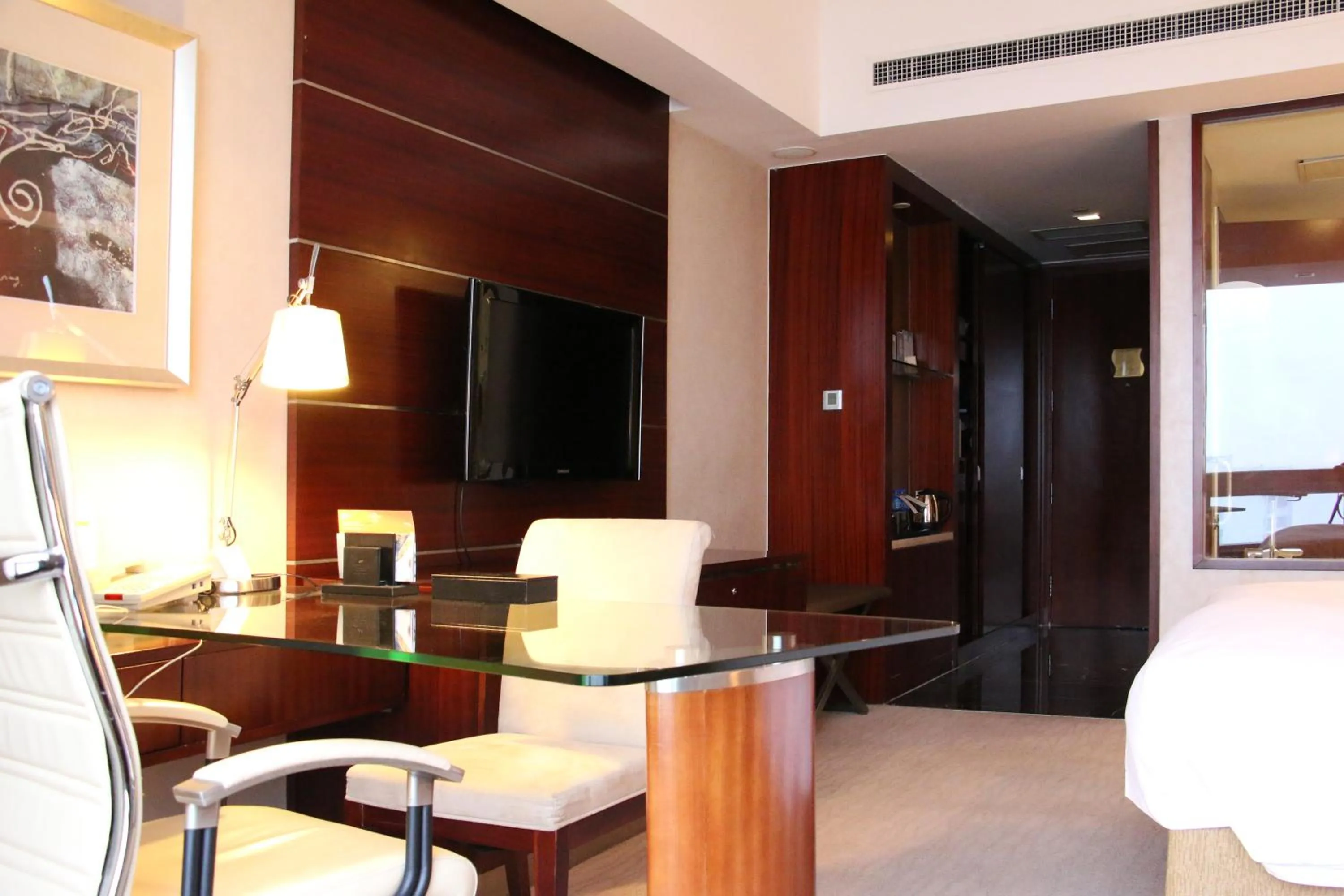 Seating area in Crowne Plaza Yantai Sea View by IHG