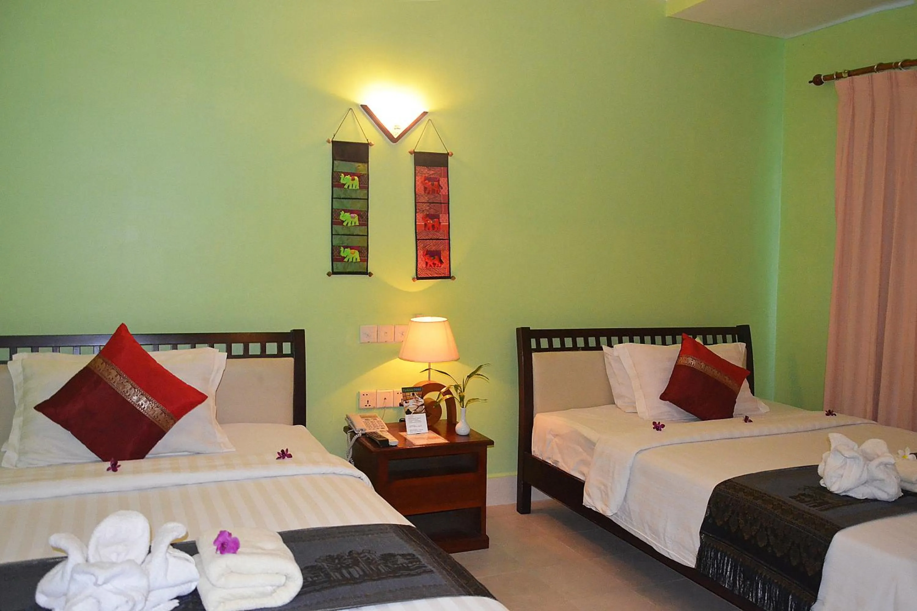 Bedroom, Bed in Parklane Hotel