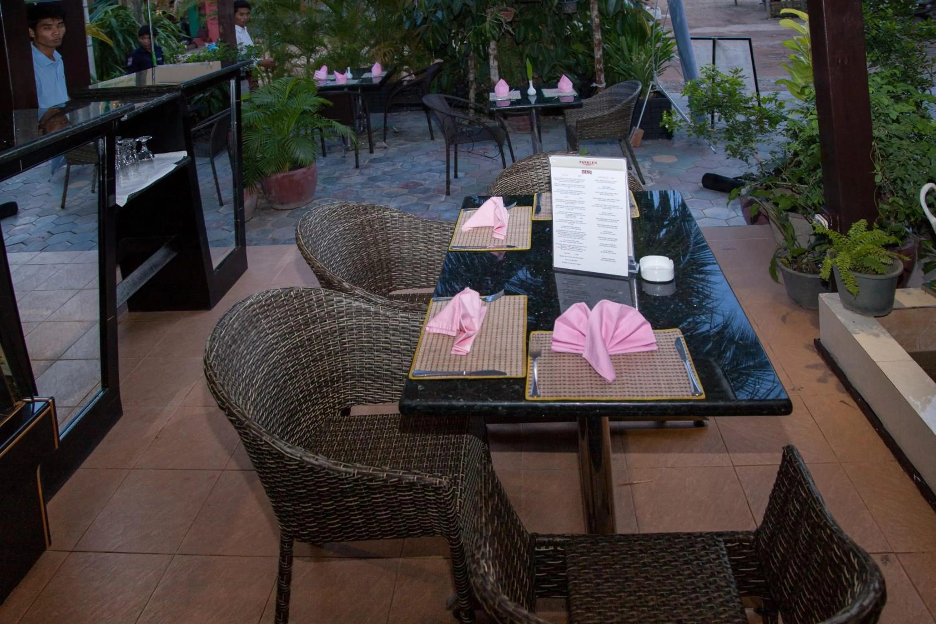 Restaurant/places to eat in Parklane Hotel