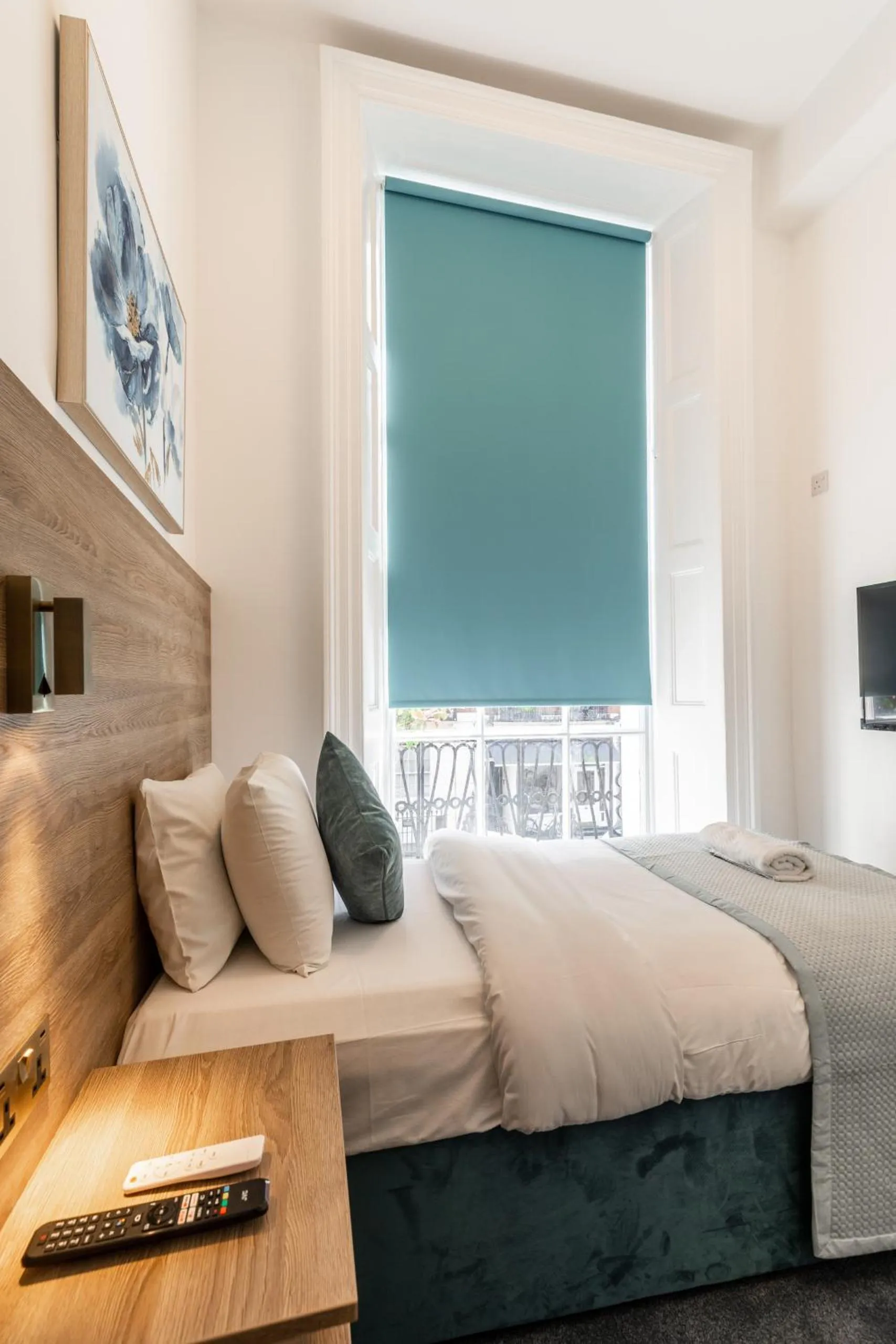 View (from property/room), Bed in The Chapter Hotels - Griffin House