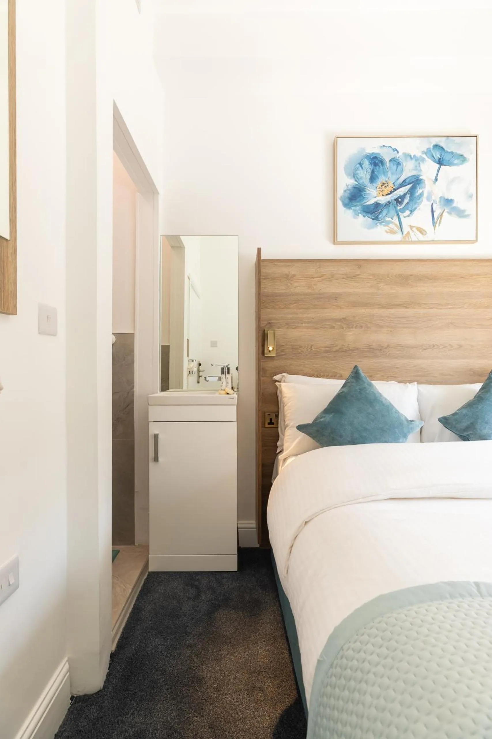 View (from property/room), Bed in The Chapter Hotels - Griffin House