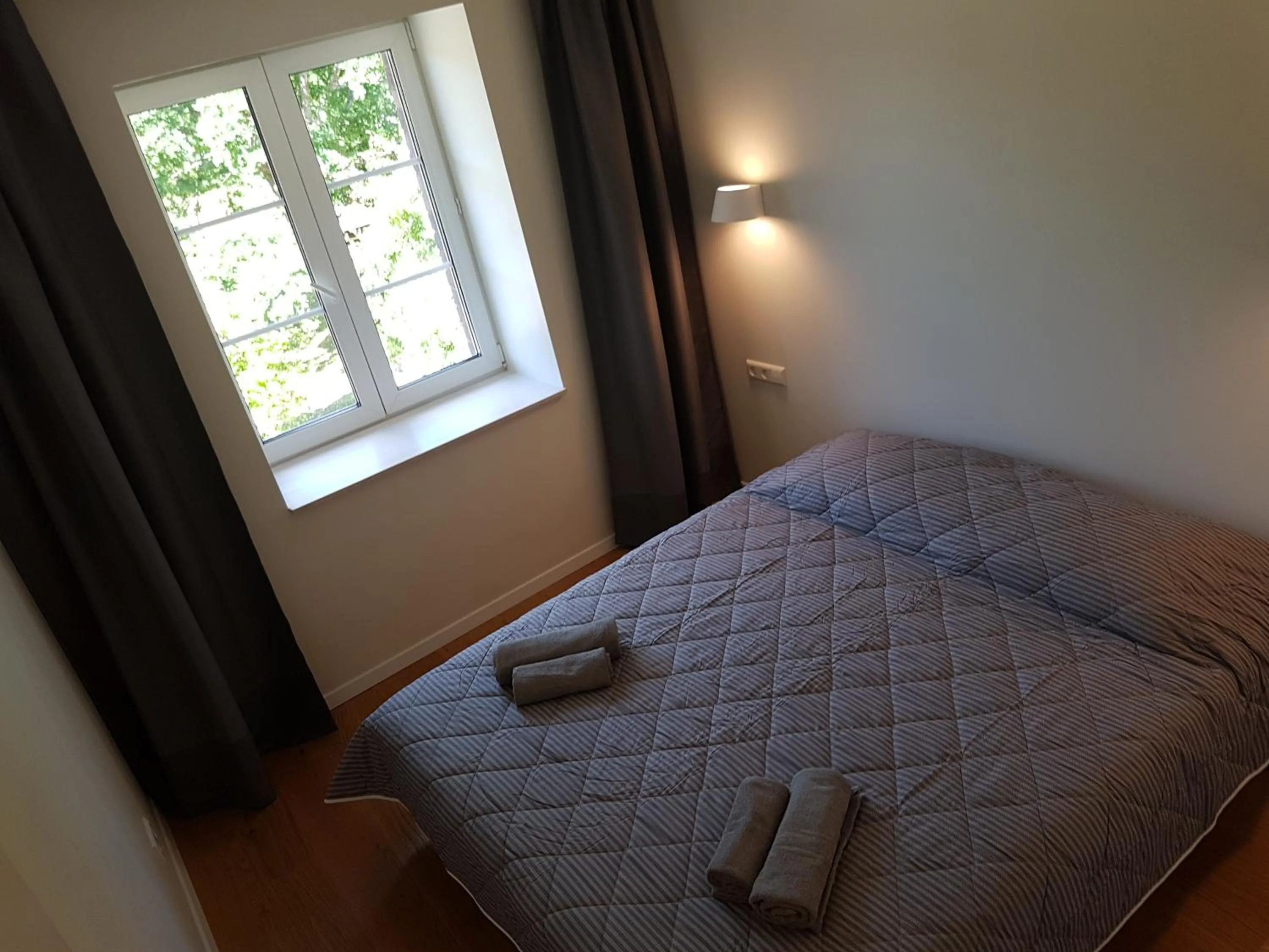 Bedroom, Bed in Amber Wind Apartment
