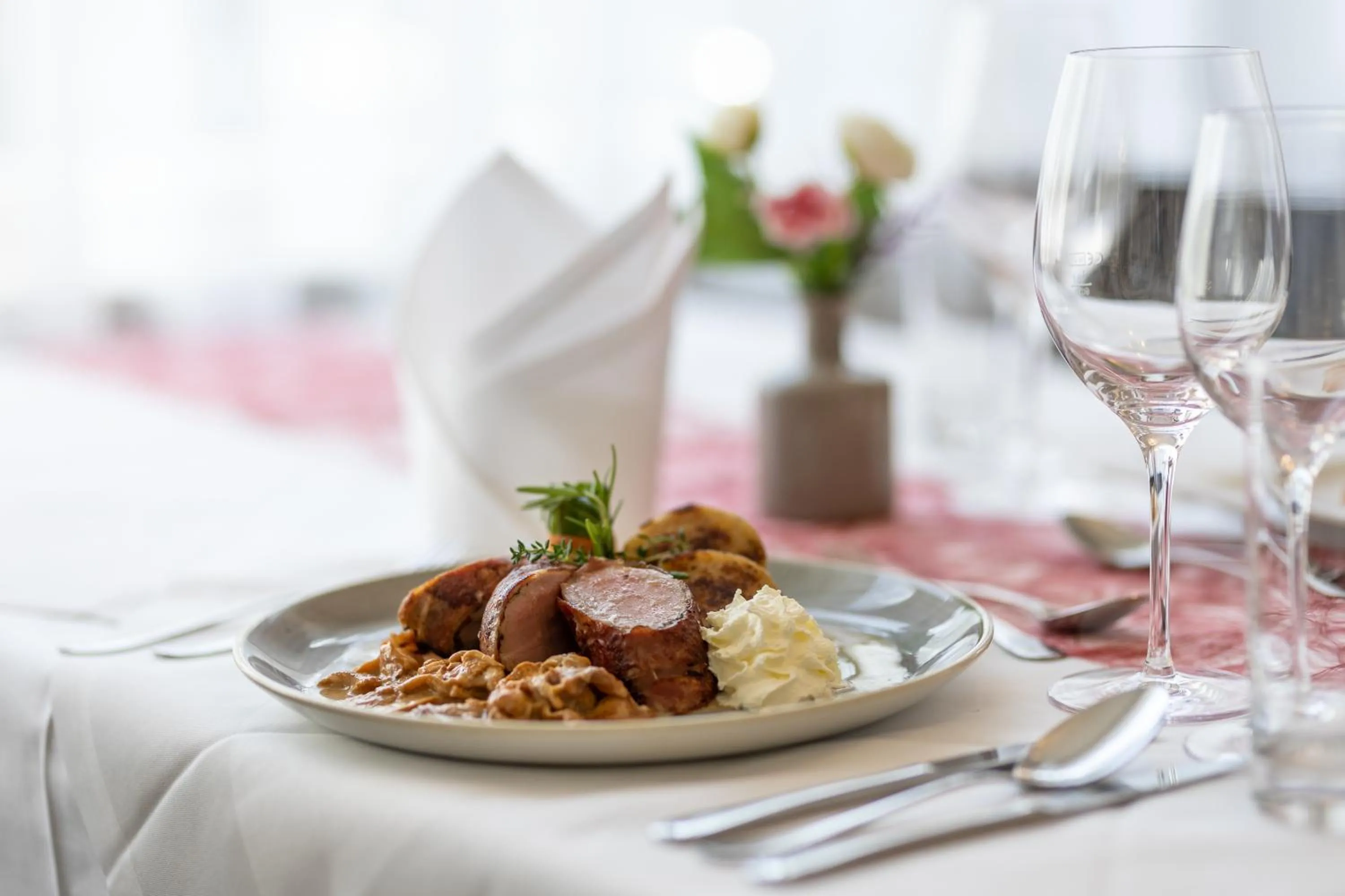 Restaurant/places to eat in Kaiser von Österreich, Historik- und Thermalhotel