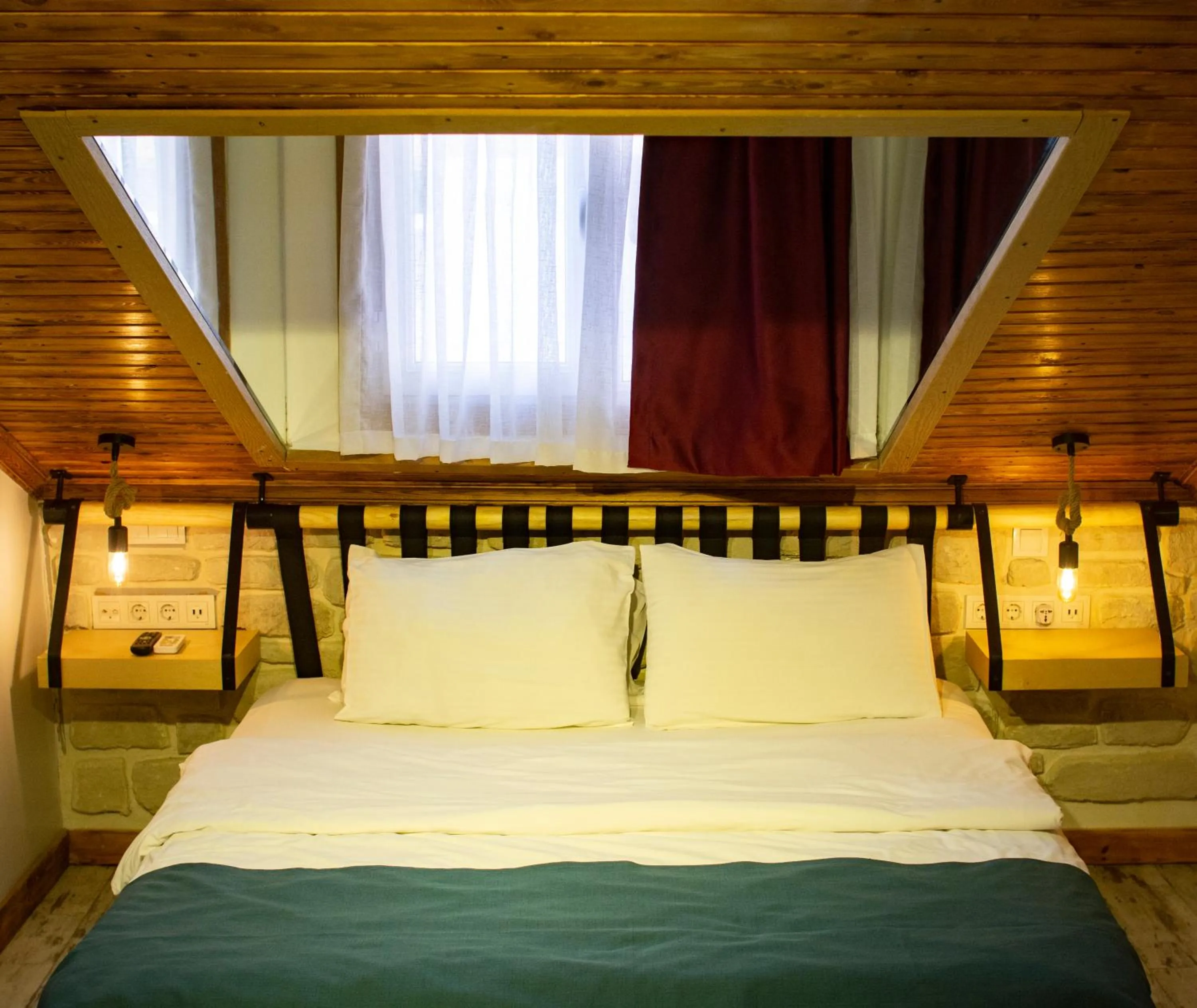 Photo of the whole room, Bed in Hot Budget Ortakoy