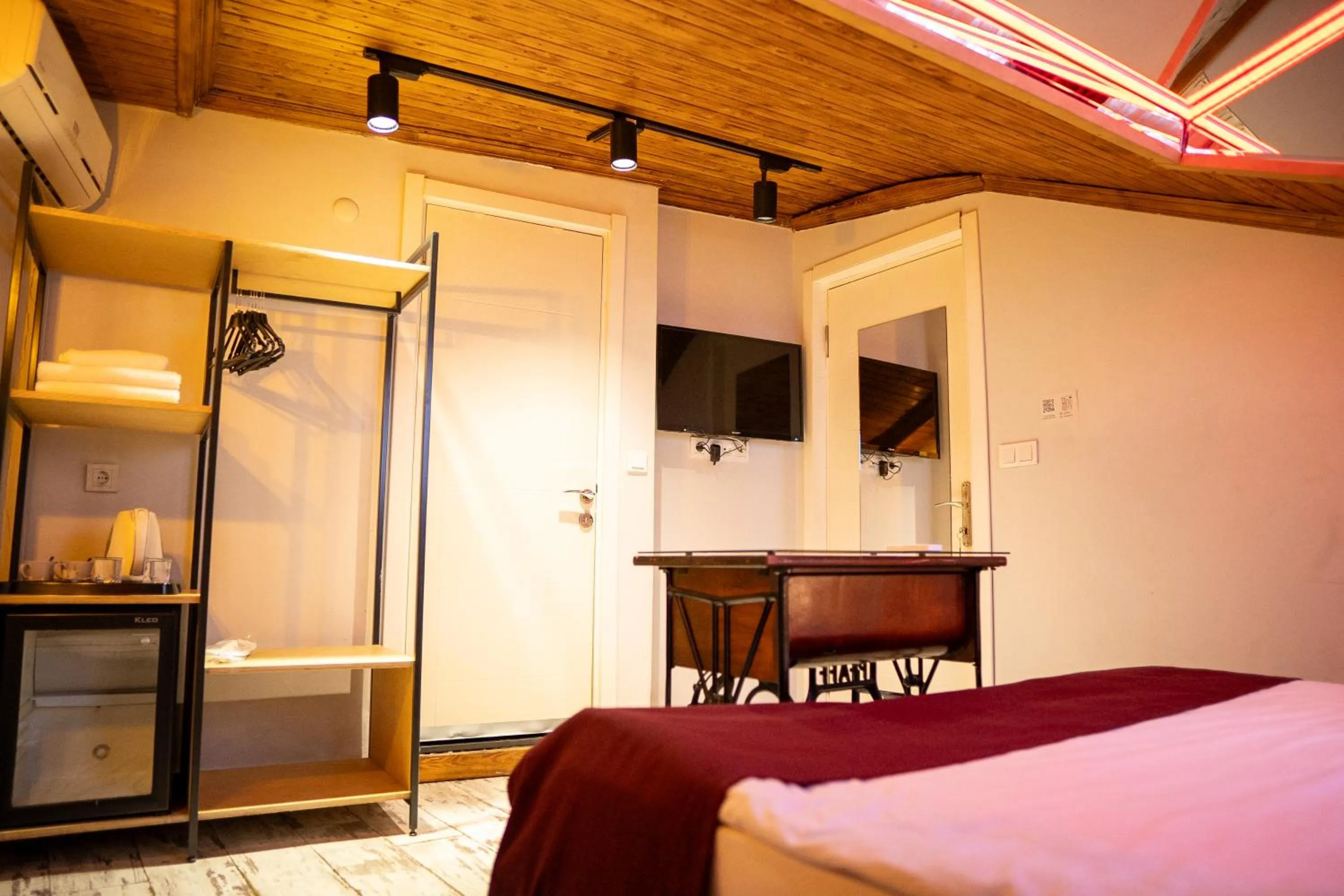 Photo of the whole room, Bed in Hot Budget Ortakoy