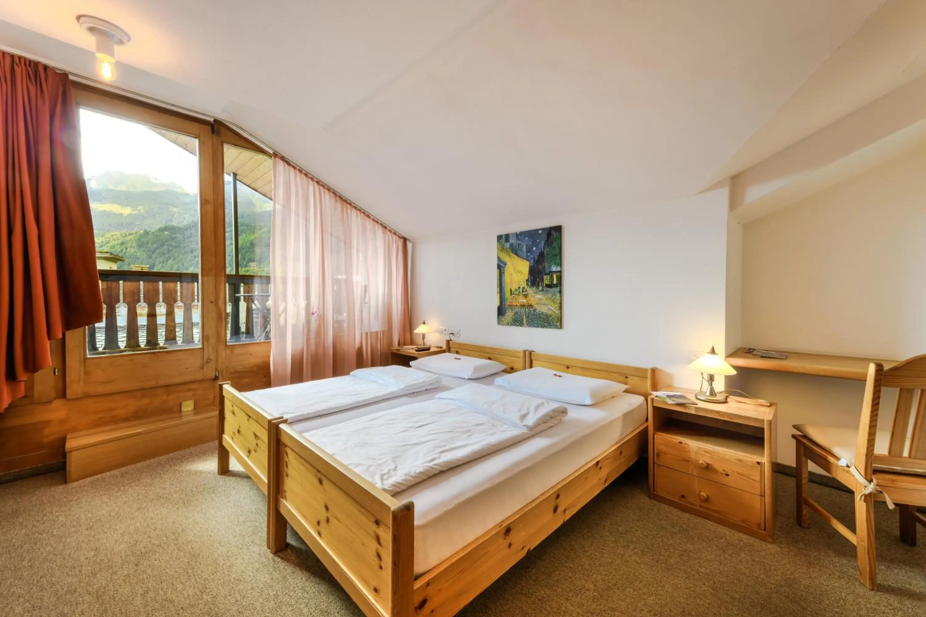 Photo of the whole room, Bed in Poschiavo Suisse Hotel