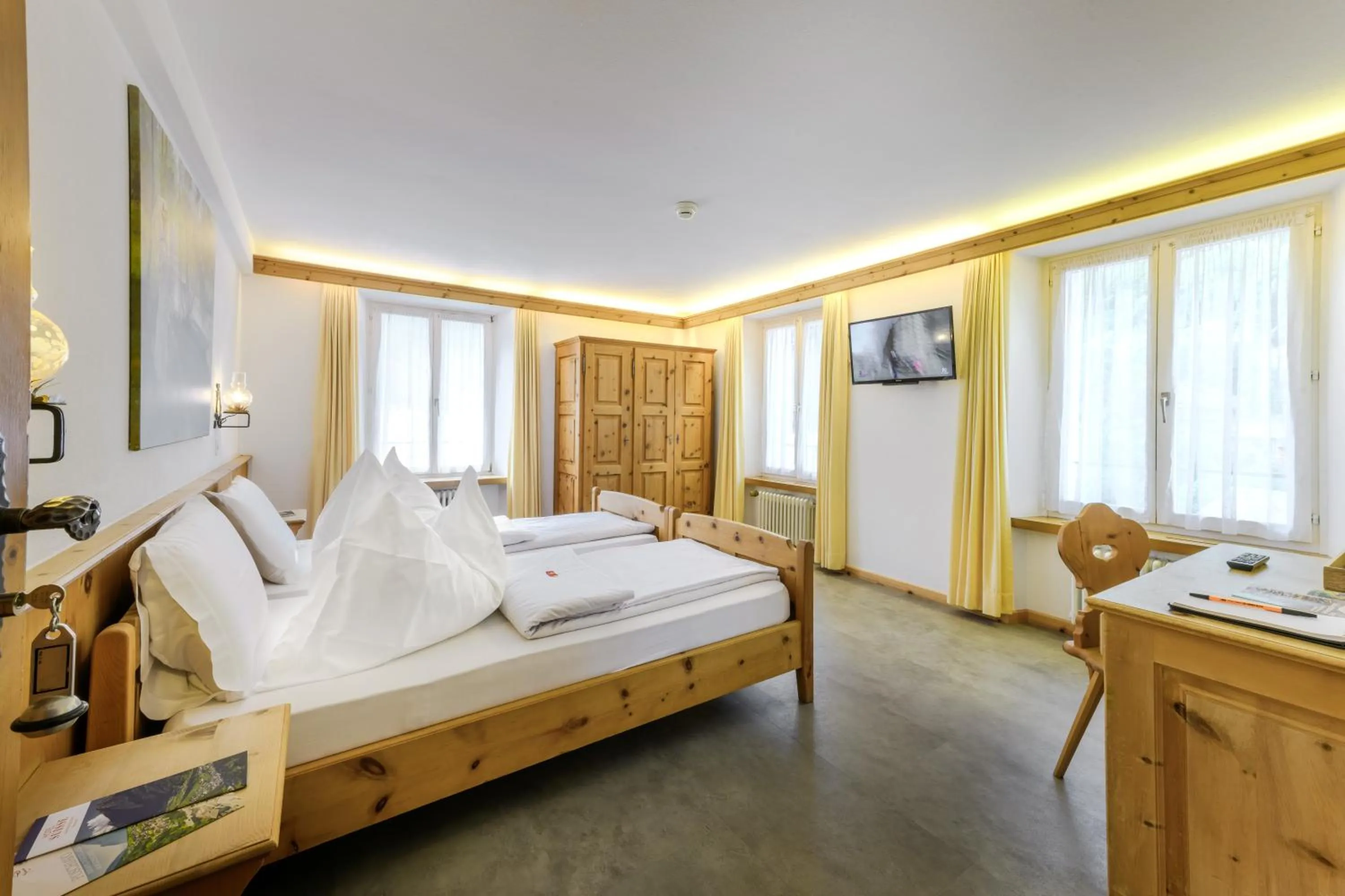 Photo of the whole room, Bed in Poschiavo Suisse Hotel