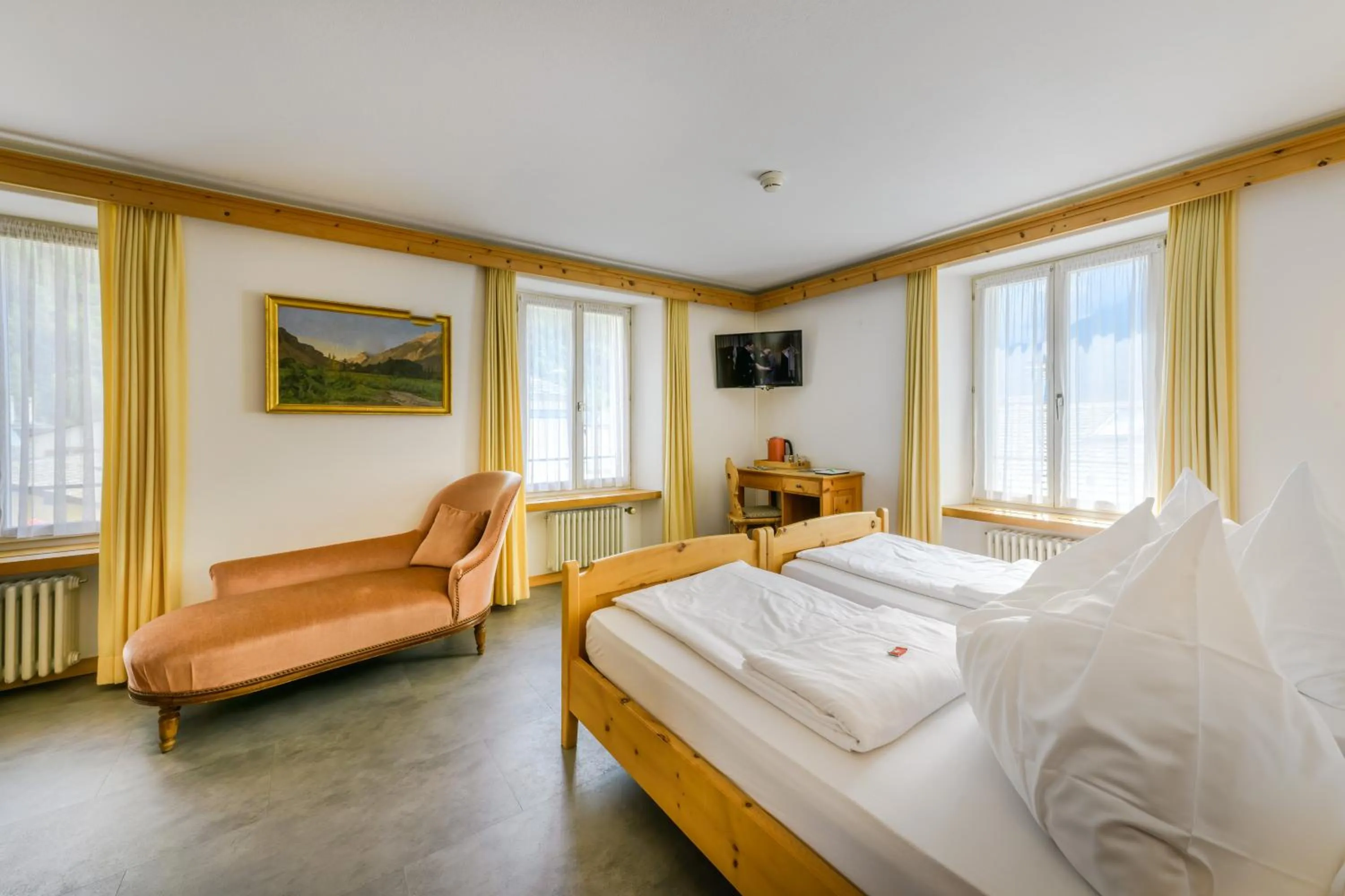 Photo of the whole room, Bed in Poschiavo Suisse Hotel
