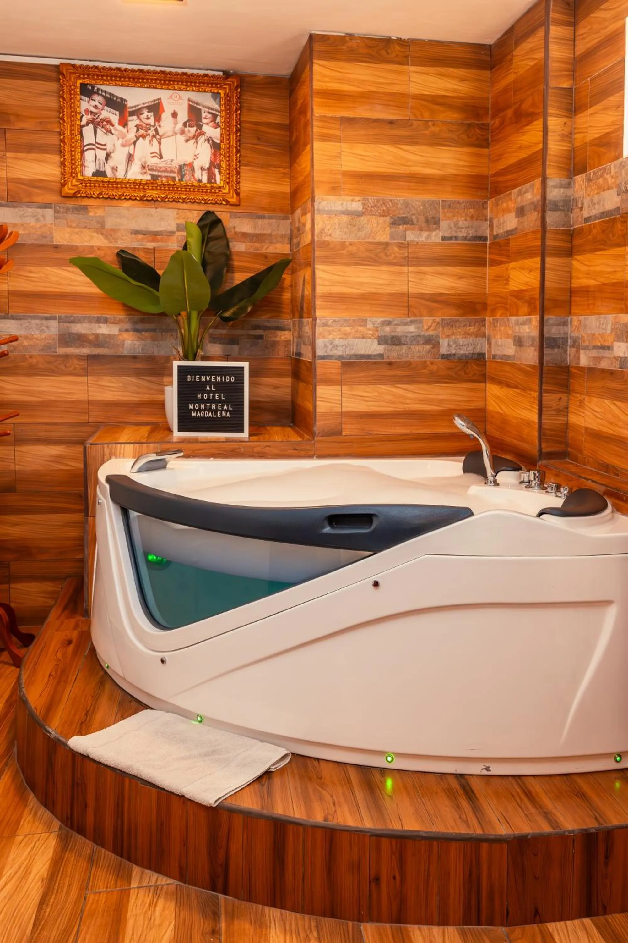 Hot Tub in Montreal Magdalena Del Mar Hotel